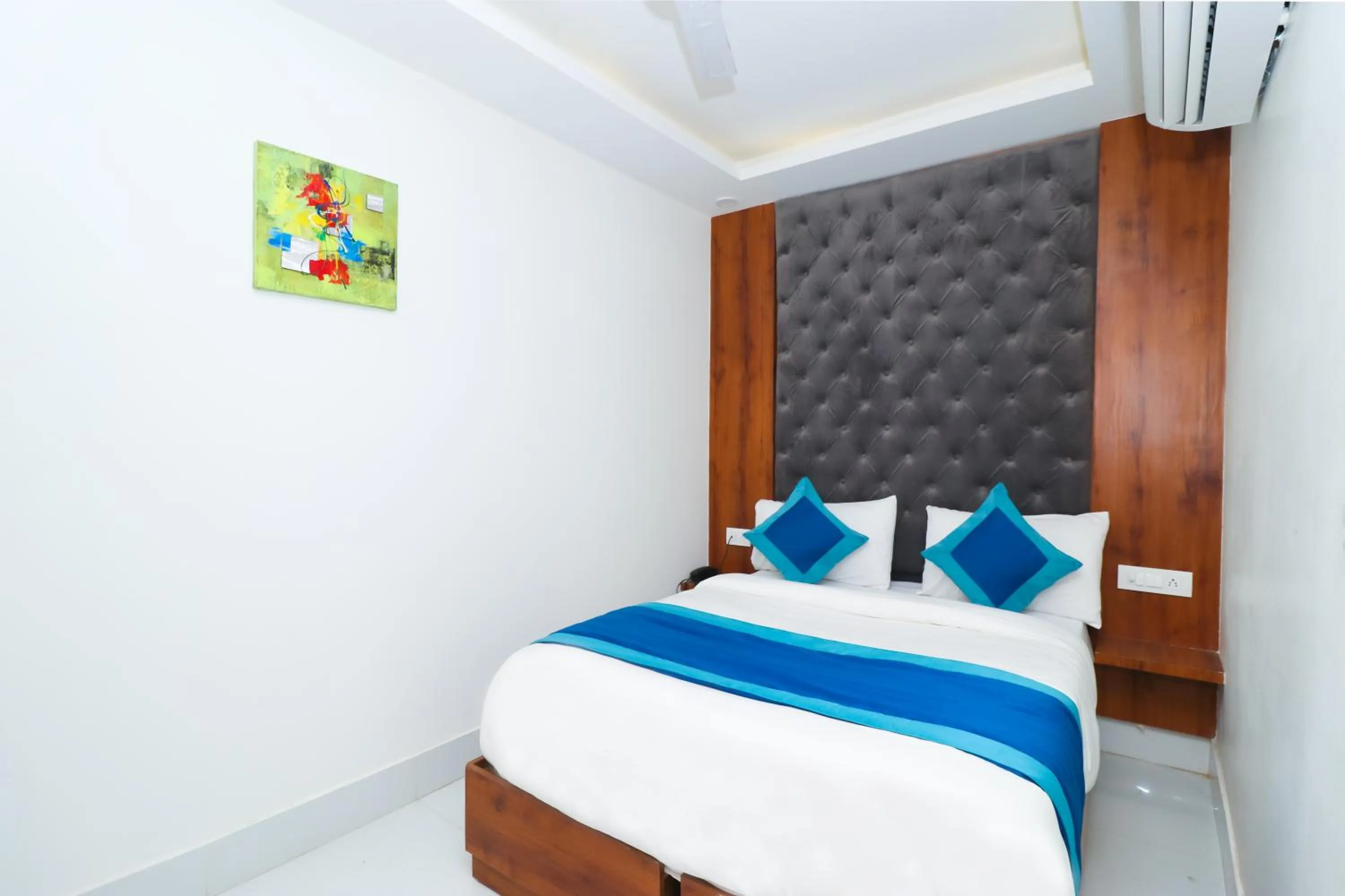 Photo of the whole room, Bed in OPO The View, Delhi Airport