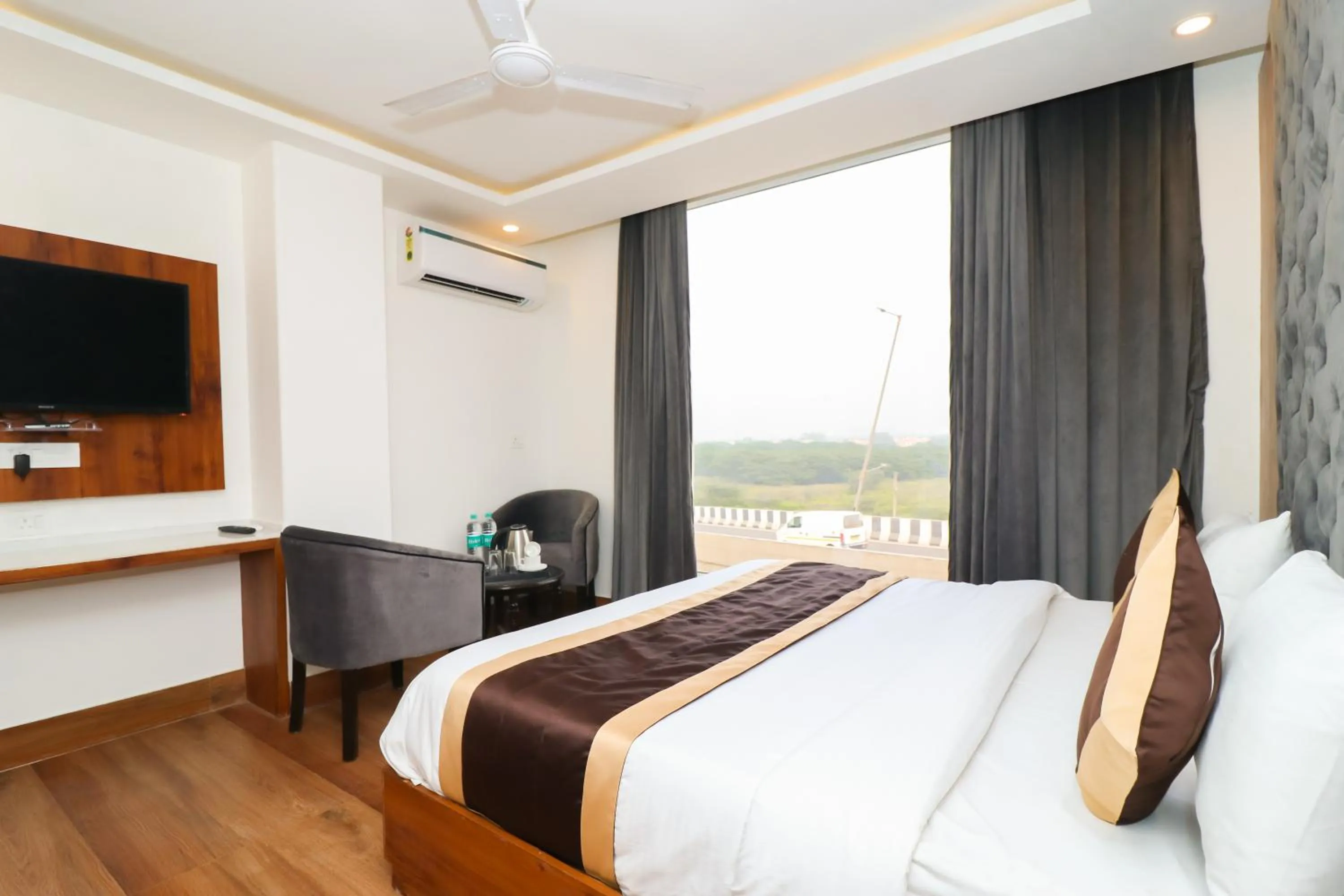 Photo of the whole room, Bed in OPO The View, Delhi Airport