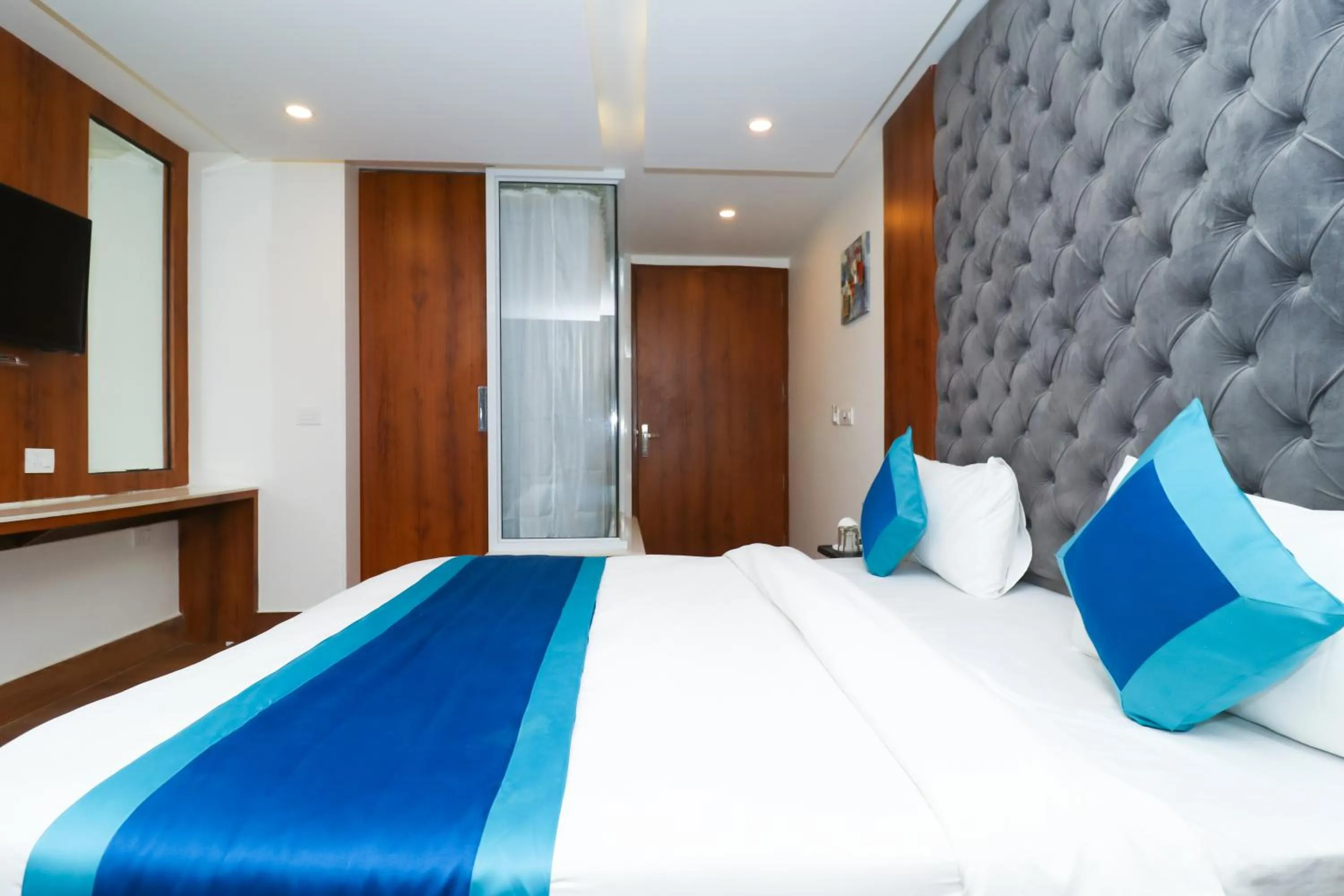 Photo of the whole room, Bed in OPO The View, Delhi Airport