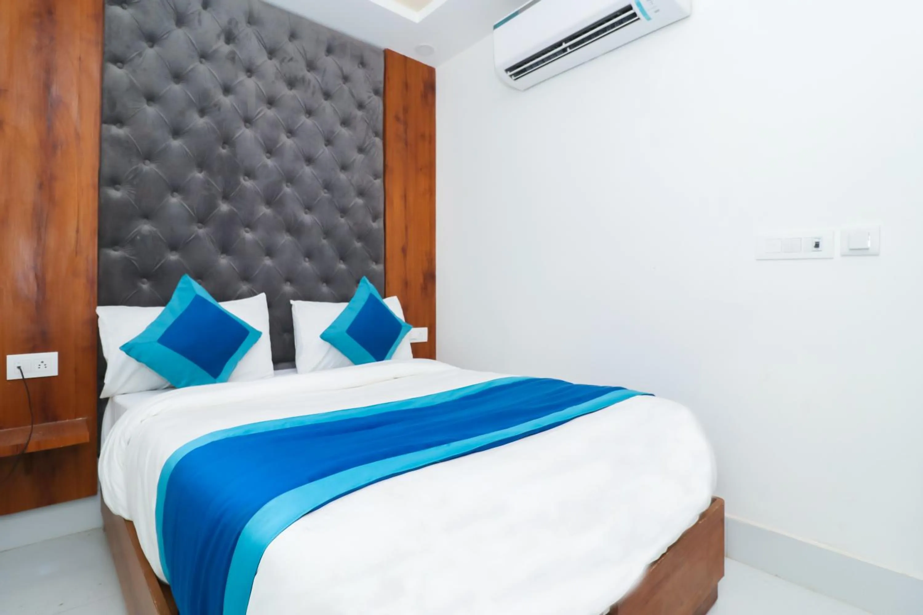 Photo of the whole room, Bed in OPO The View, Delhi Airport