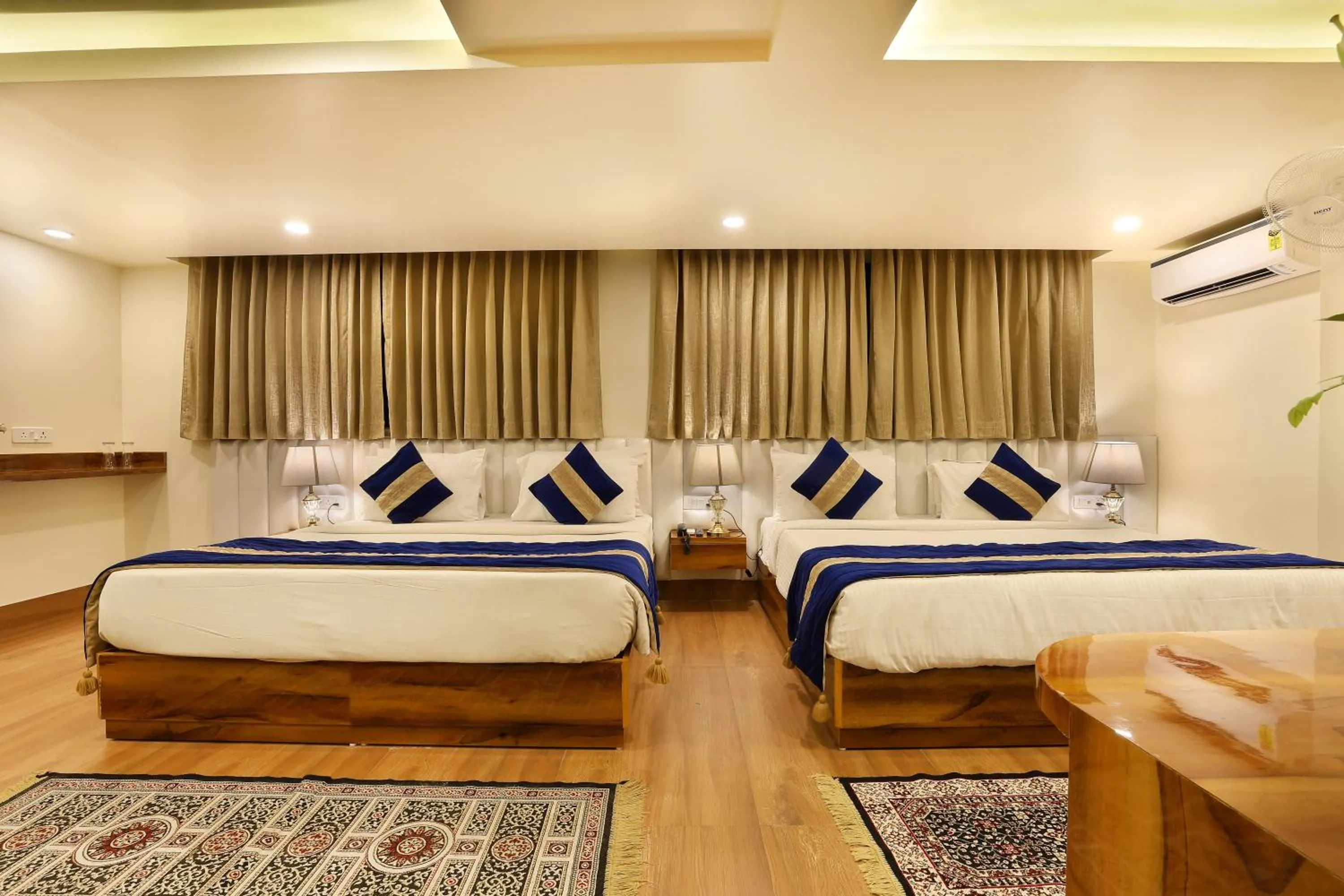 Photo of the whole room, Bed in OPO The View, Delhi Airport