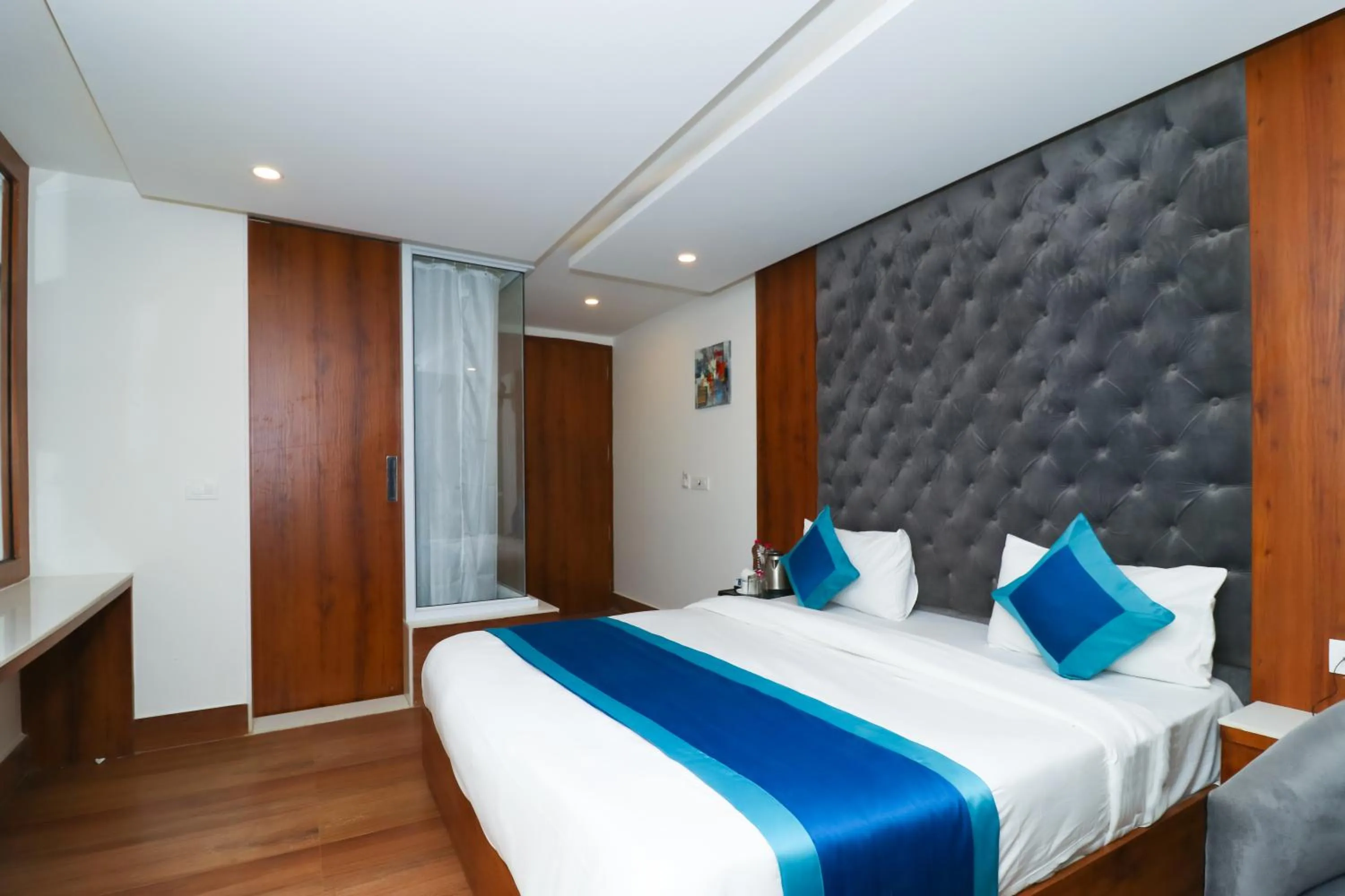 Photo of the whole room, Bed in OPO The View, Delhi Airport