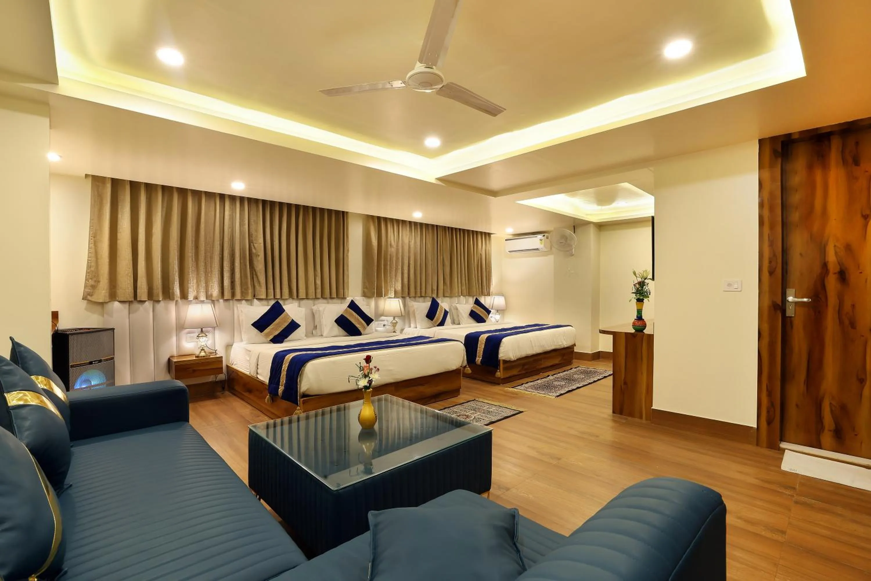 Photo of the whole room, Bed in OPO The View, Delhi Airport