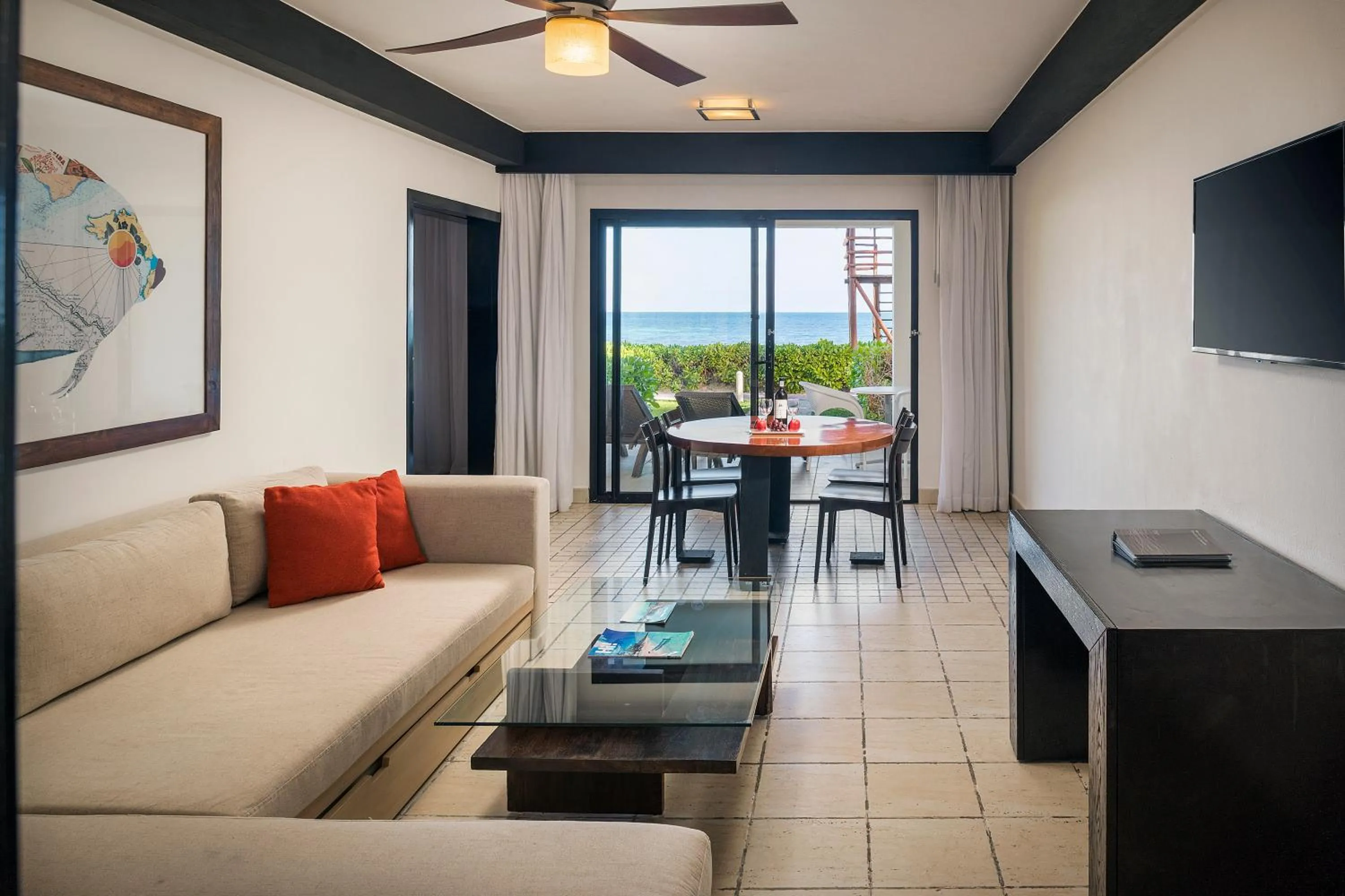 Communal lounge/ TV room in Ocean Coral & Turquesa All Inclusive