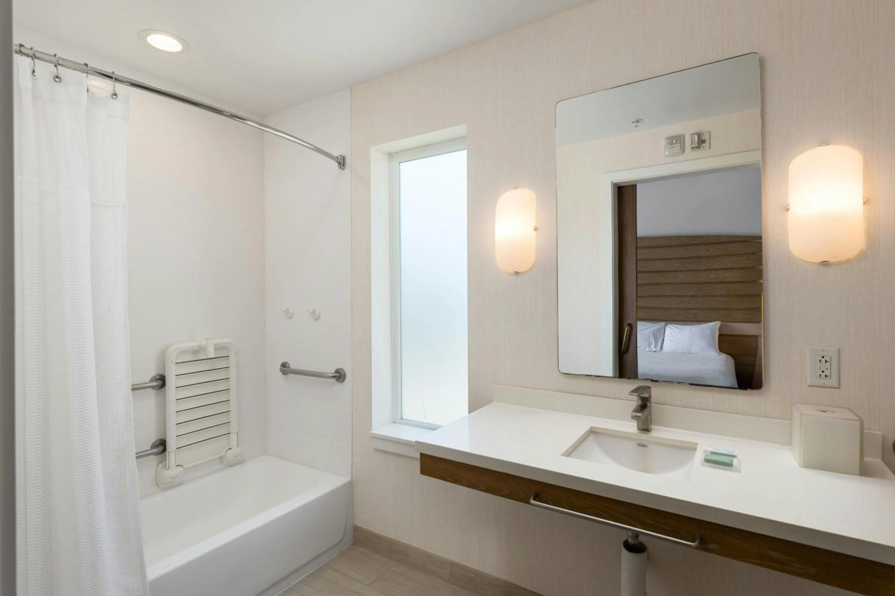 Bathroom, Bed in SpringHill Suites by Marriott Oceanside Beach