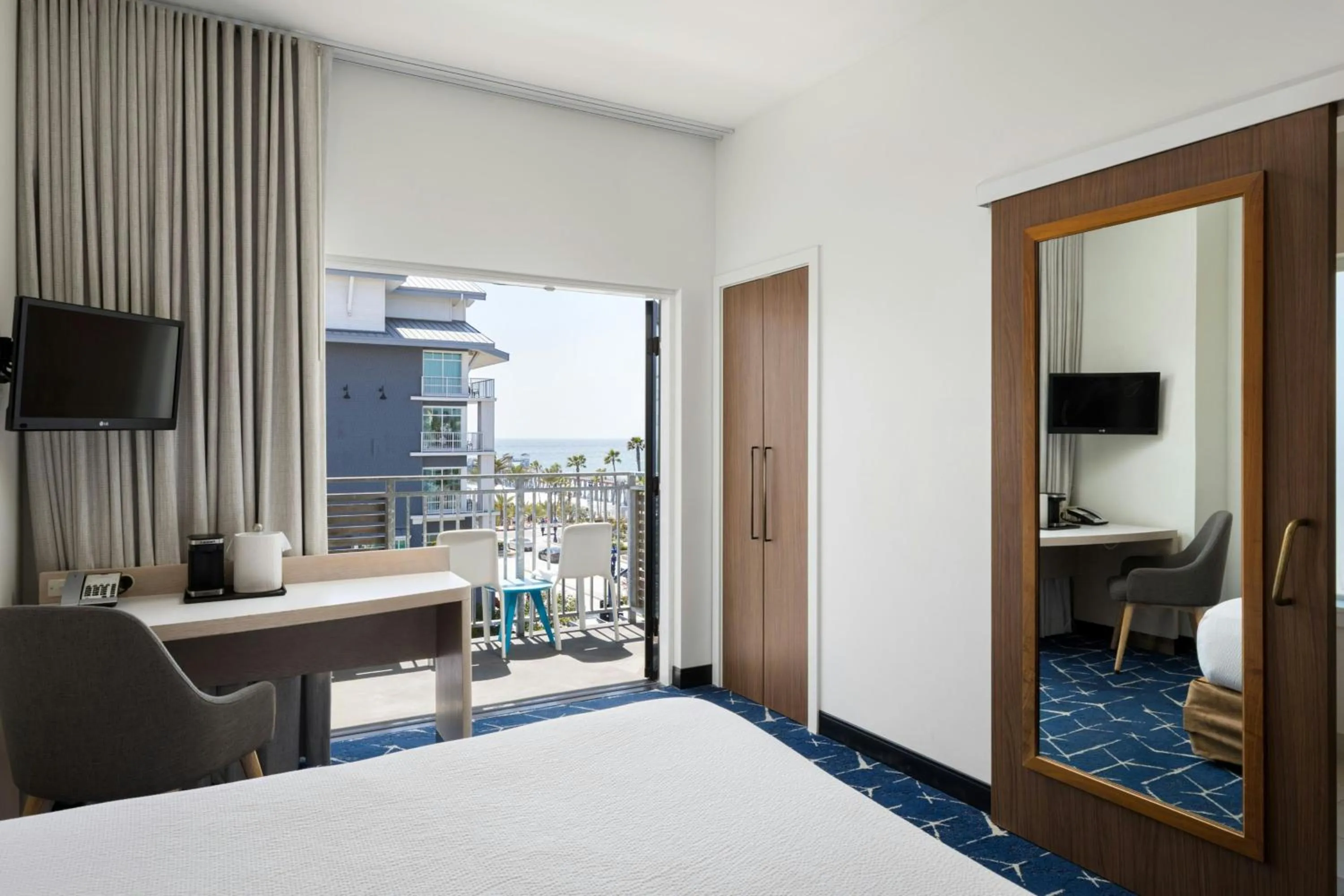 Photo of the whole room, Bed in SpringHill Suites by Marriott Oceanside Beach