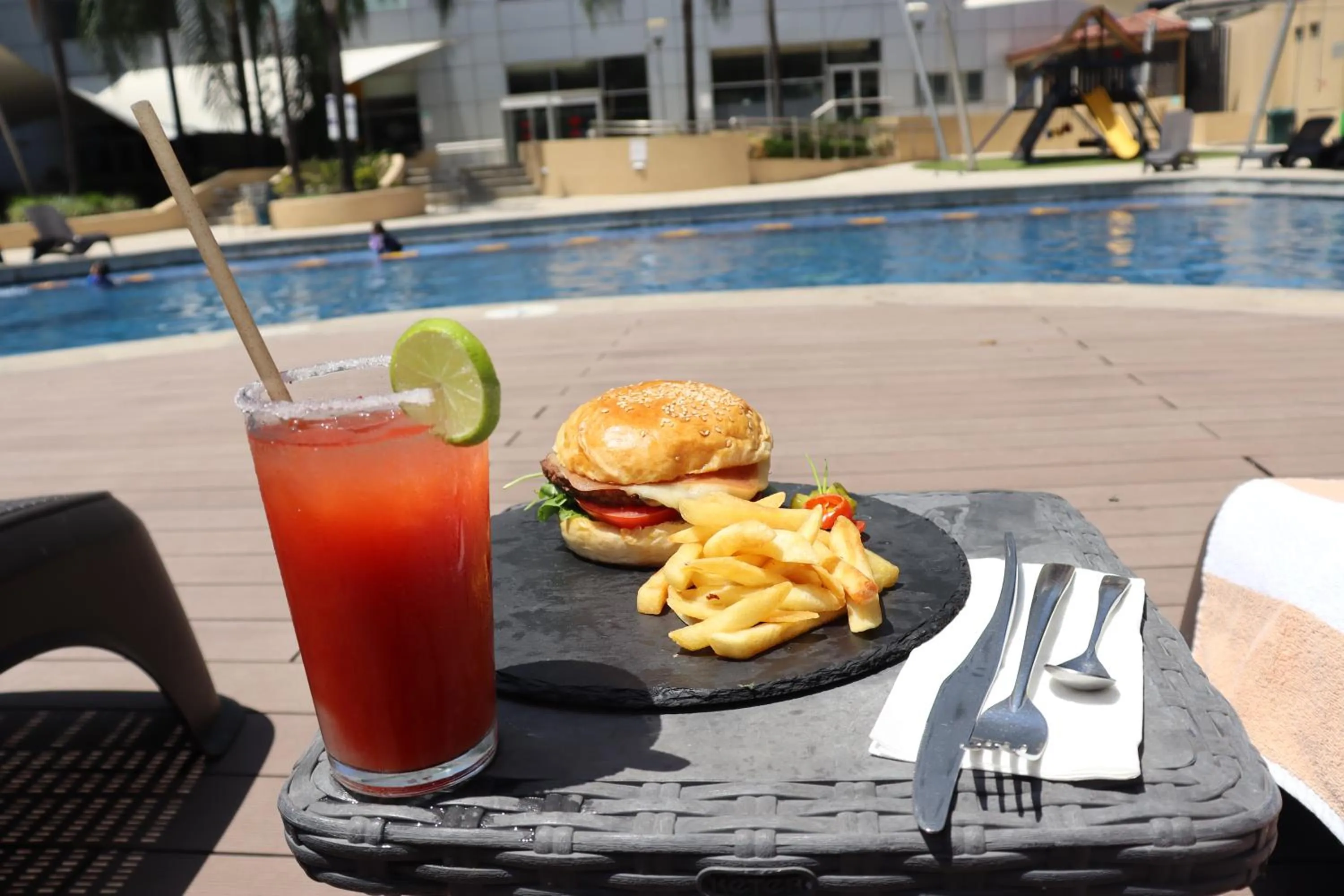 Restaurant/places to eat in Novotel Monterrey Valle