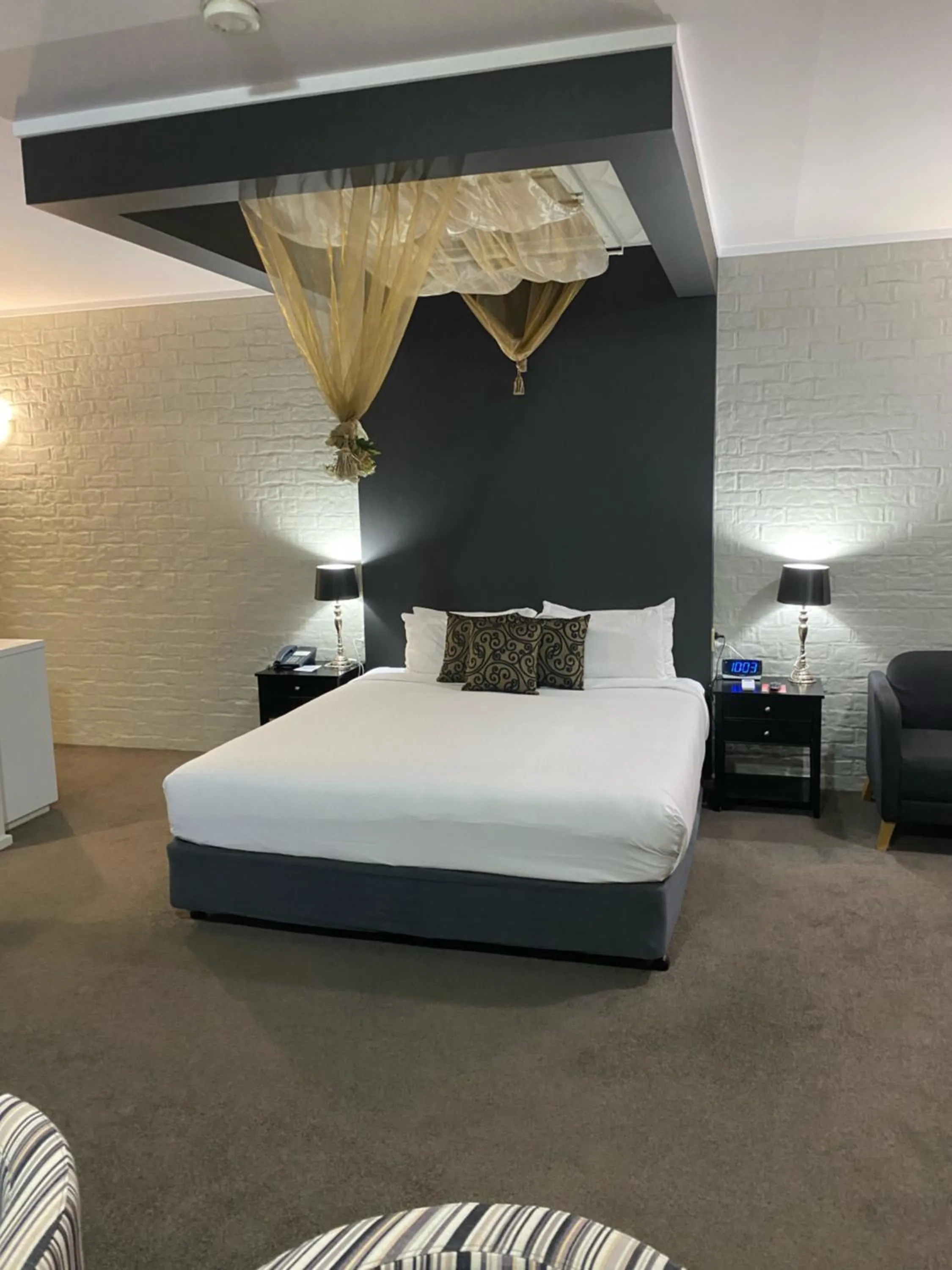 Bed in Madison Spa Motel - Adults Only