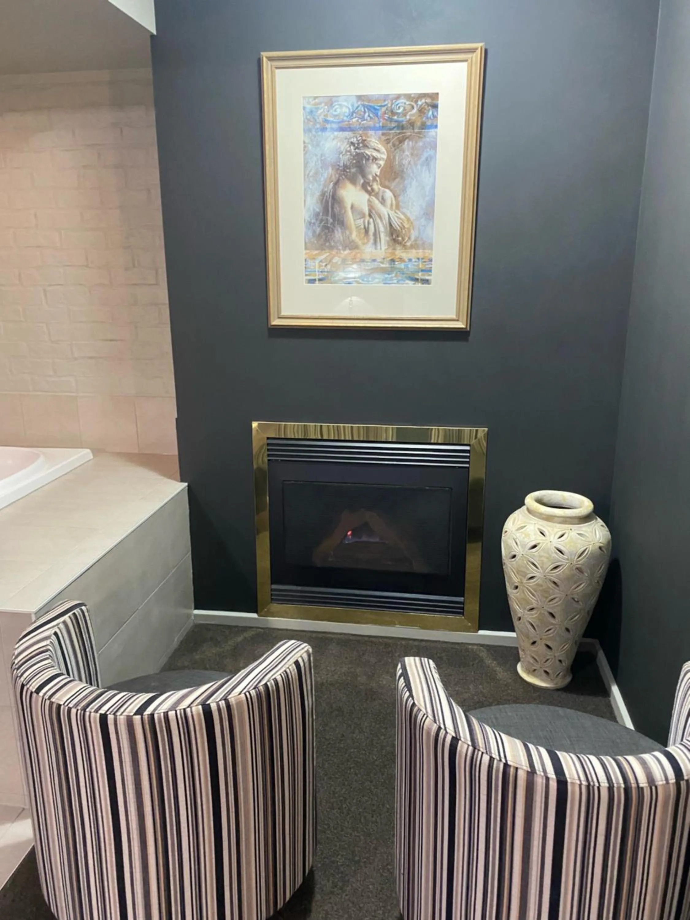 fireplace in Madison Spa Motel - Adults Only