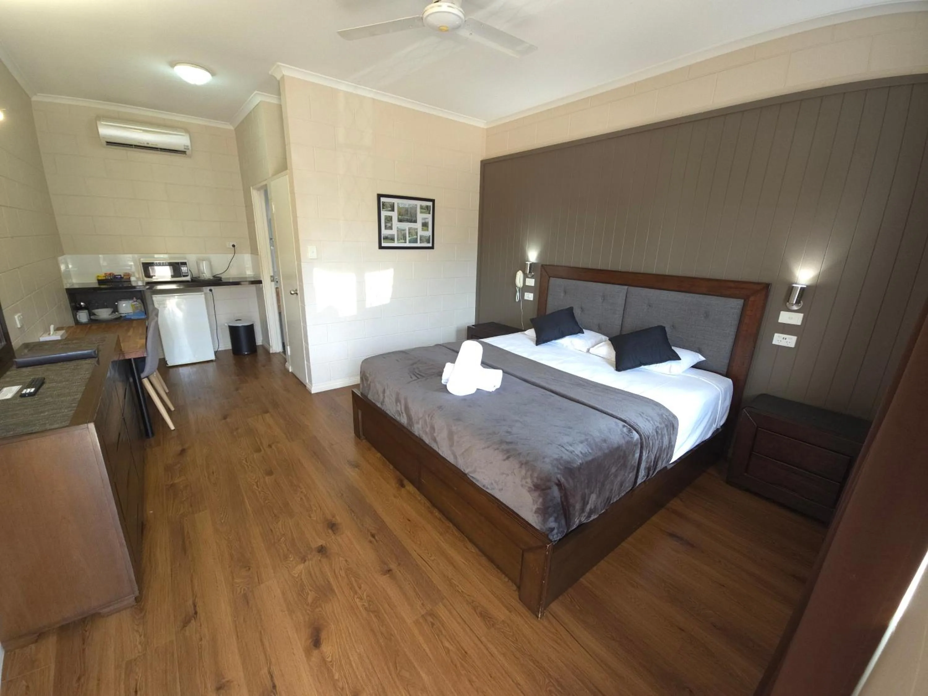 Bedroom, Bed in Colonial Rose Motel