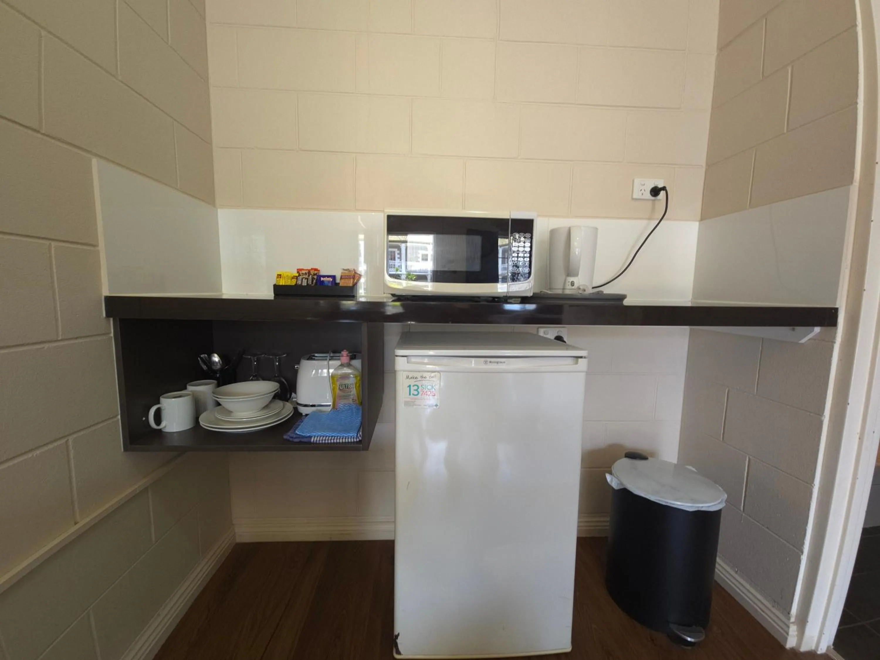 Kitchen or kitchenette in Colonial Rose Motel