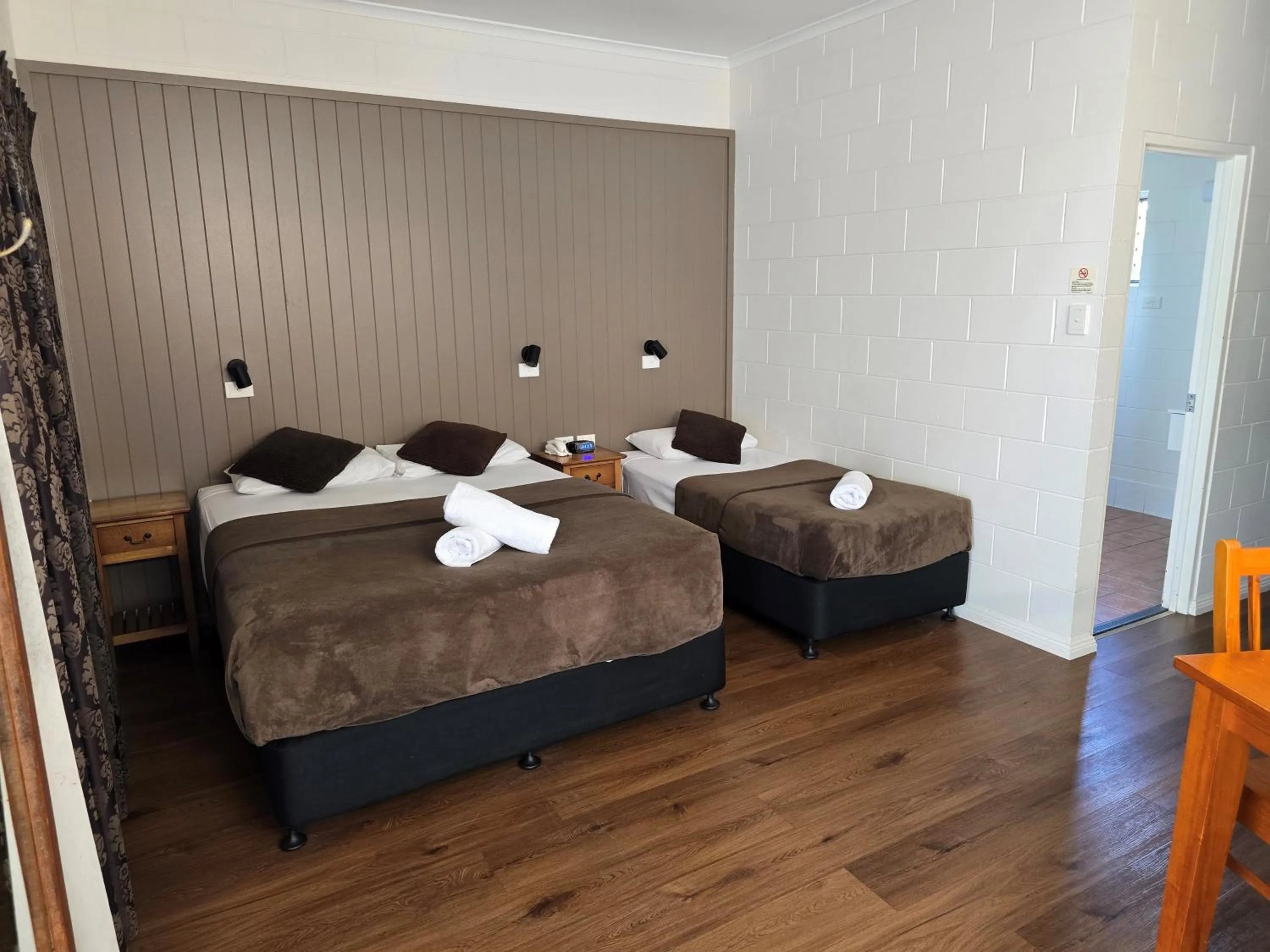 Bedroom, Bed in Colonial Rose Motel