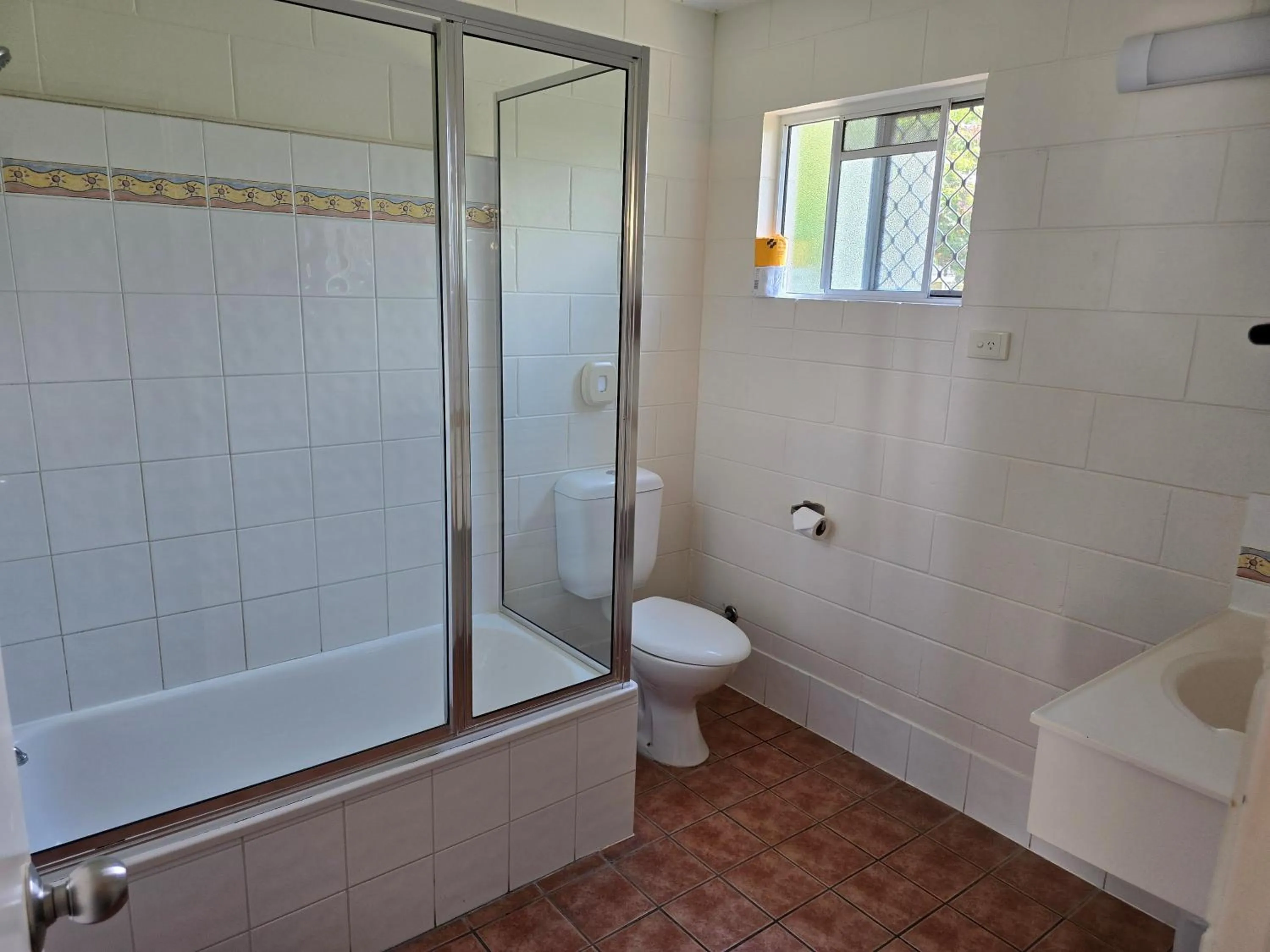 Bathroom in Colonial Rose Motel