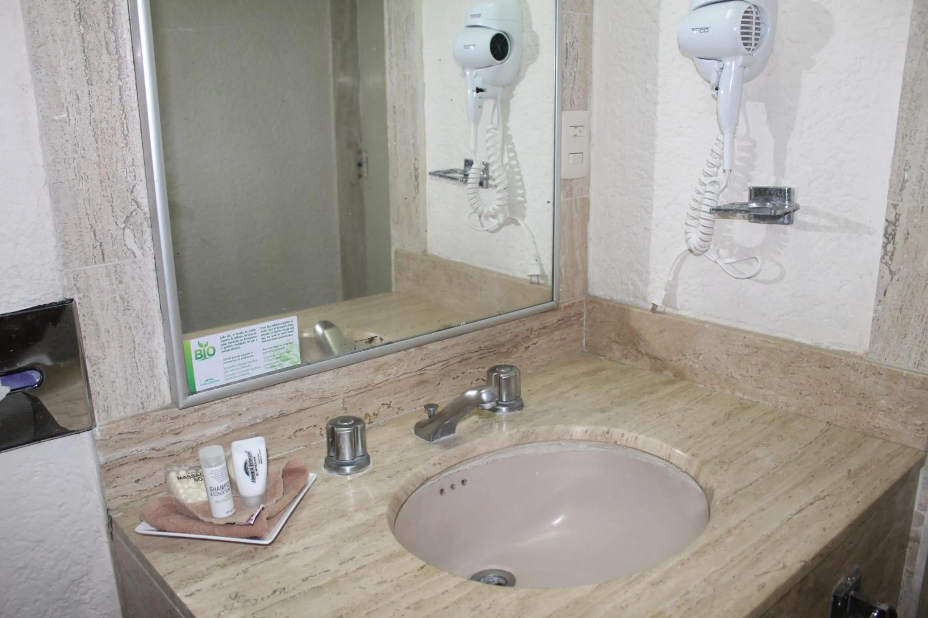 Bathroom in Howard Johnson by Wyndham Veracruz