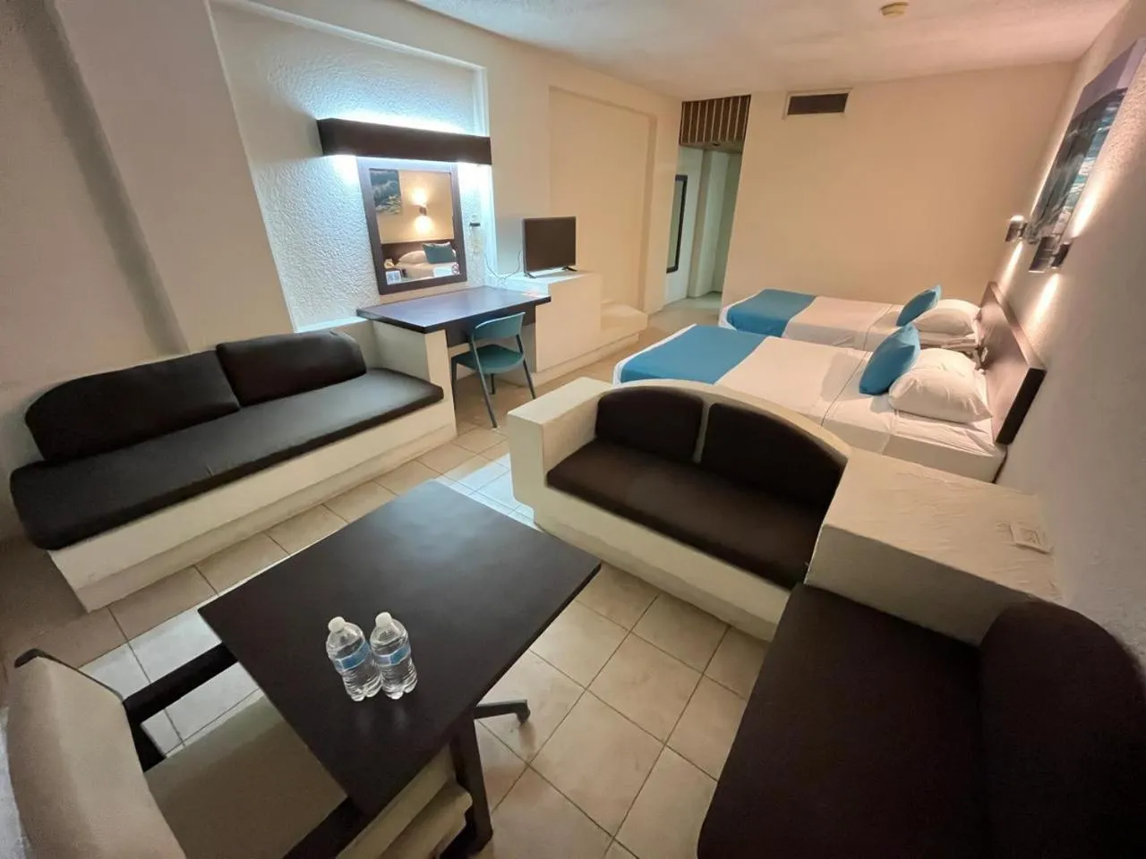 Living room, Bed in Howard Johnson by Wyndham Veracruz