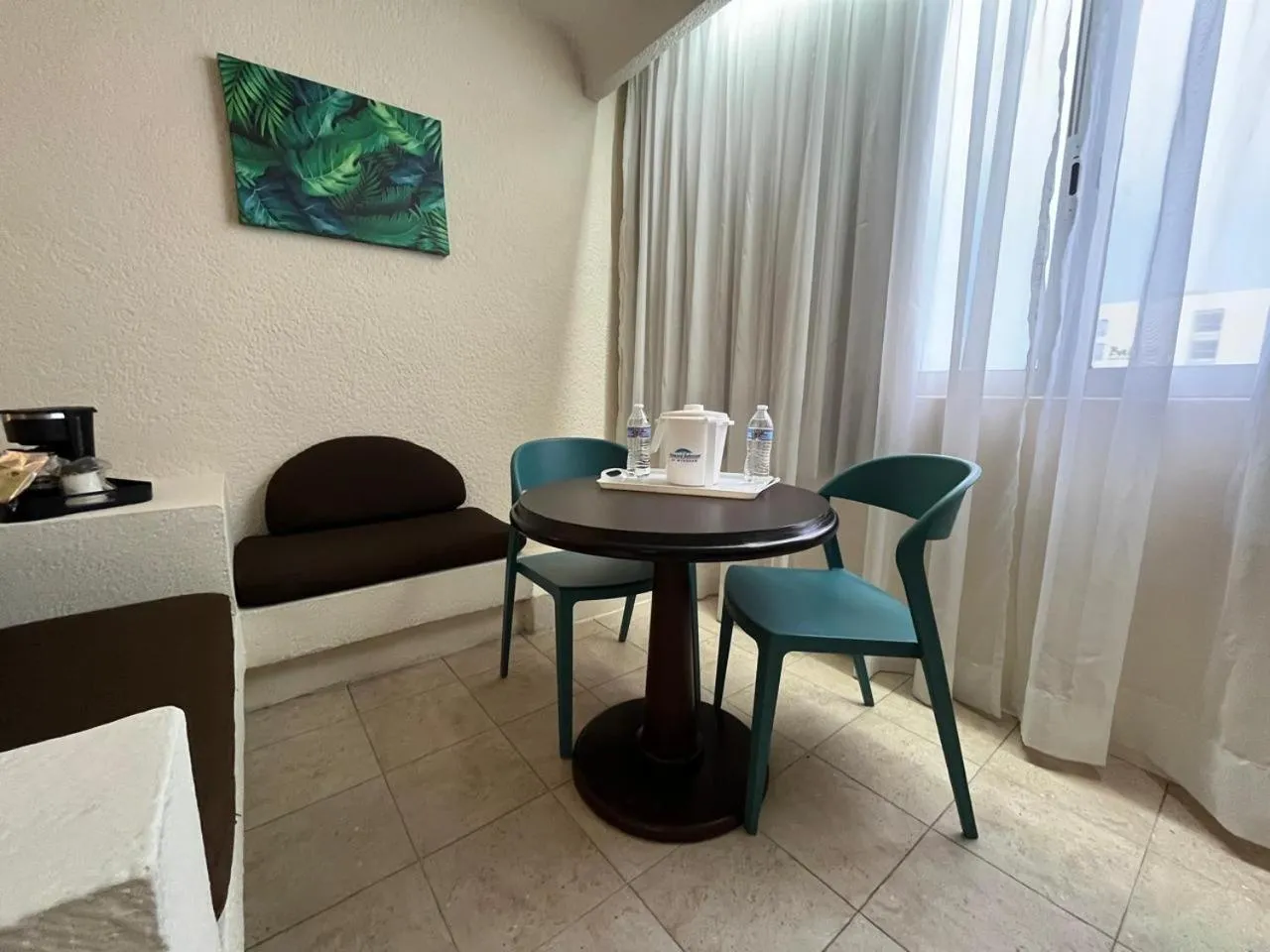 Seating area in Howard Johnson by Wyndham Veracruz