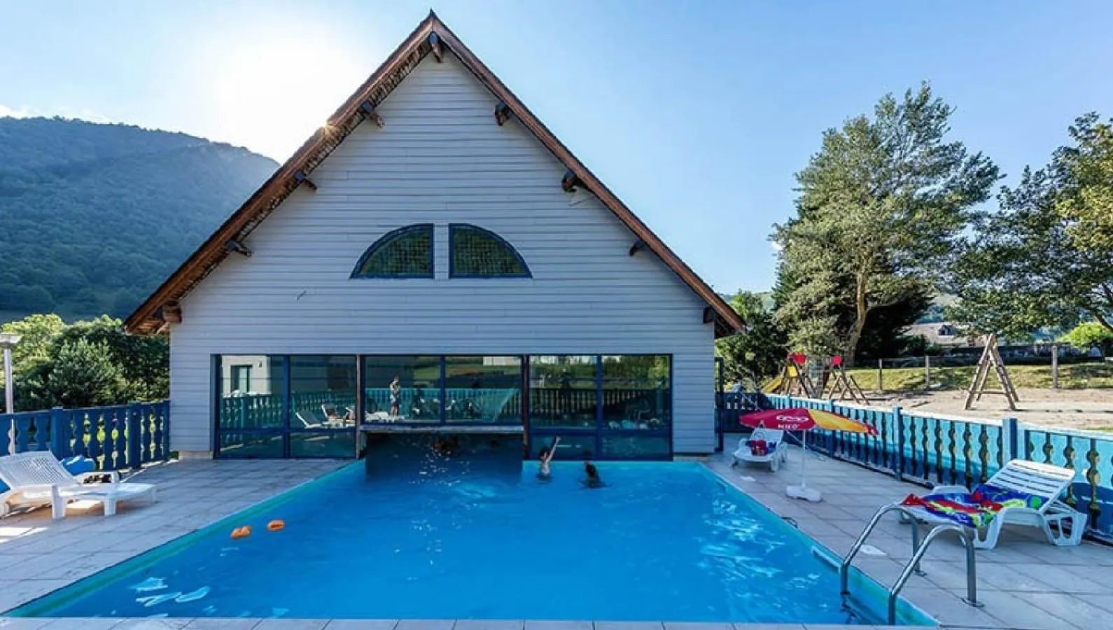 Swimming pool in Résidence Les Trois Vallées - ARREAU