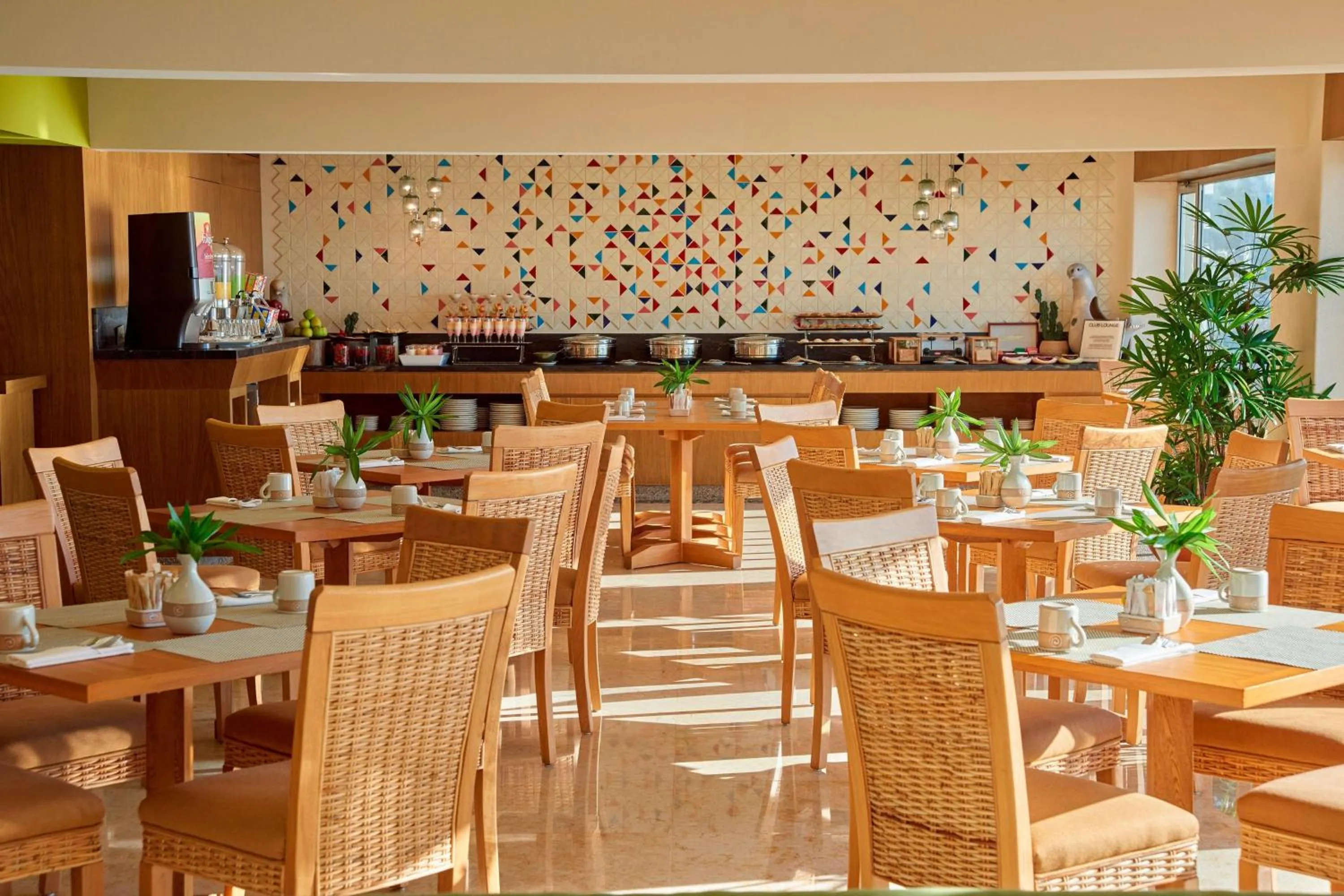 Lounge or bar in Sheraton Buganvilias Resort & Convention Center