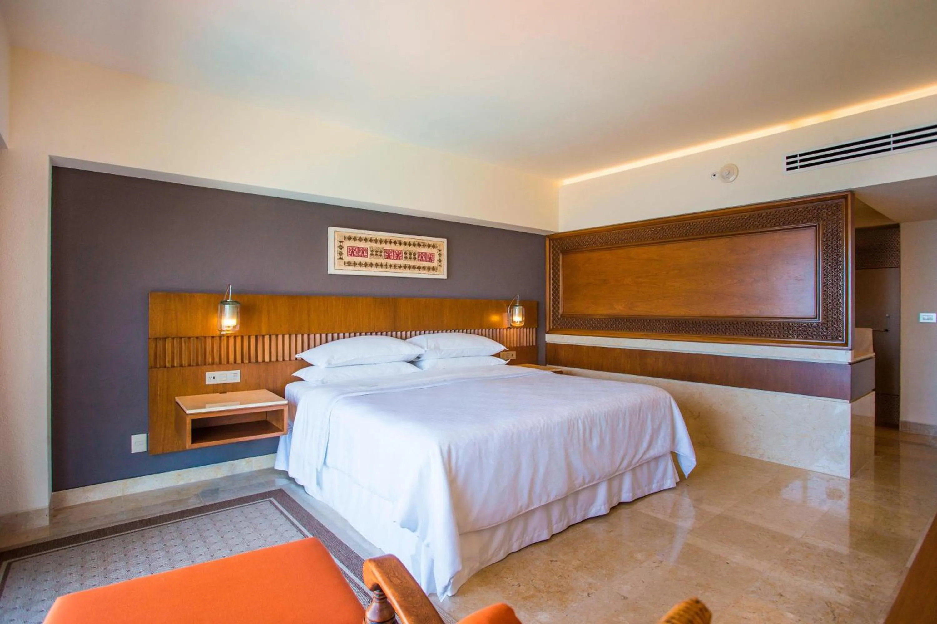 Photo of the whole room, Bed in Sheraton Buganvilias Resort & Convention Center