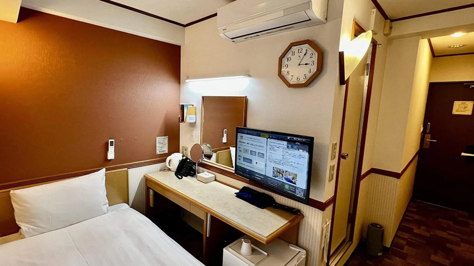 Bedroom, Bed in Toyoko Inn Shin-yokohama Ekimae Honkan