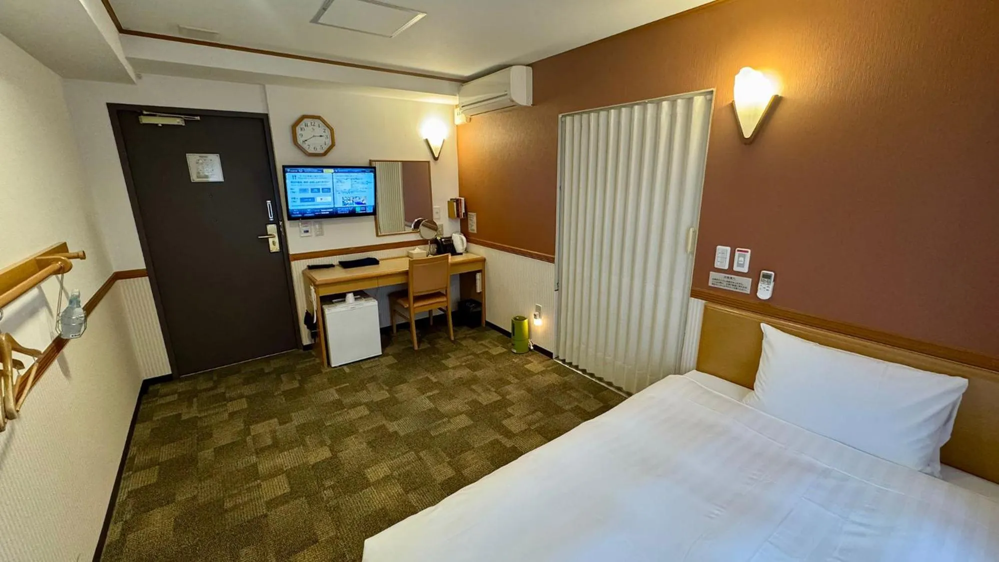 Bedroom, Bed in Toyoko Inn Shin-yokohama Ekimae Honkan