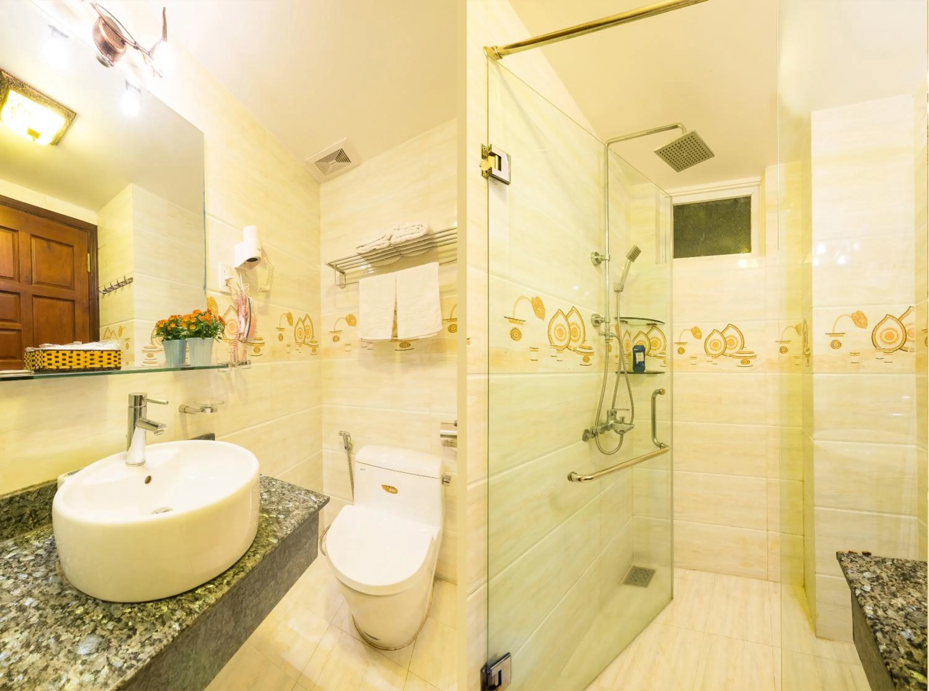 Shower in Dai Long Hotel