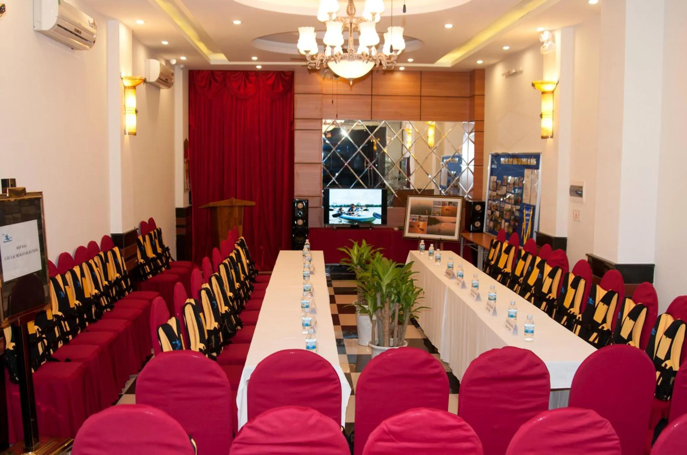 Meeting/conference room in Dai Long Hotel
