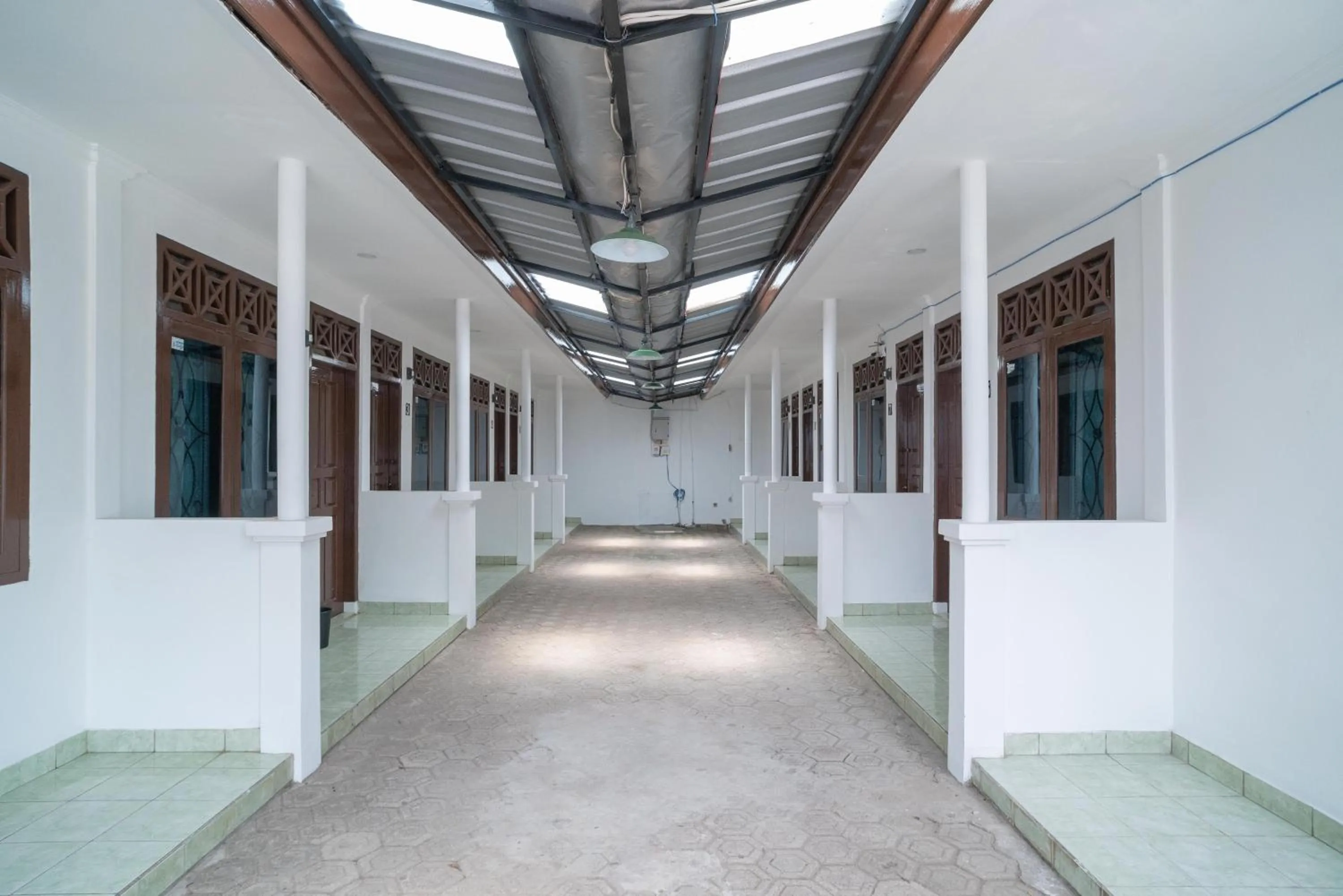 Facade/entrance in RedDoorz near Bundaran Ciceri