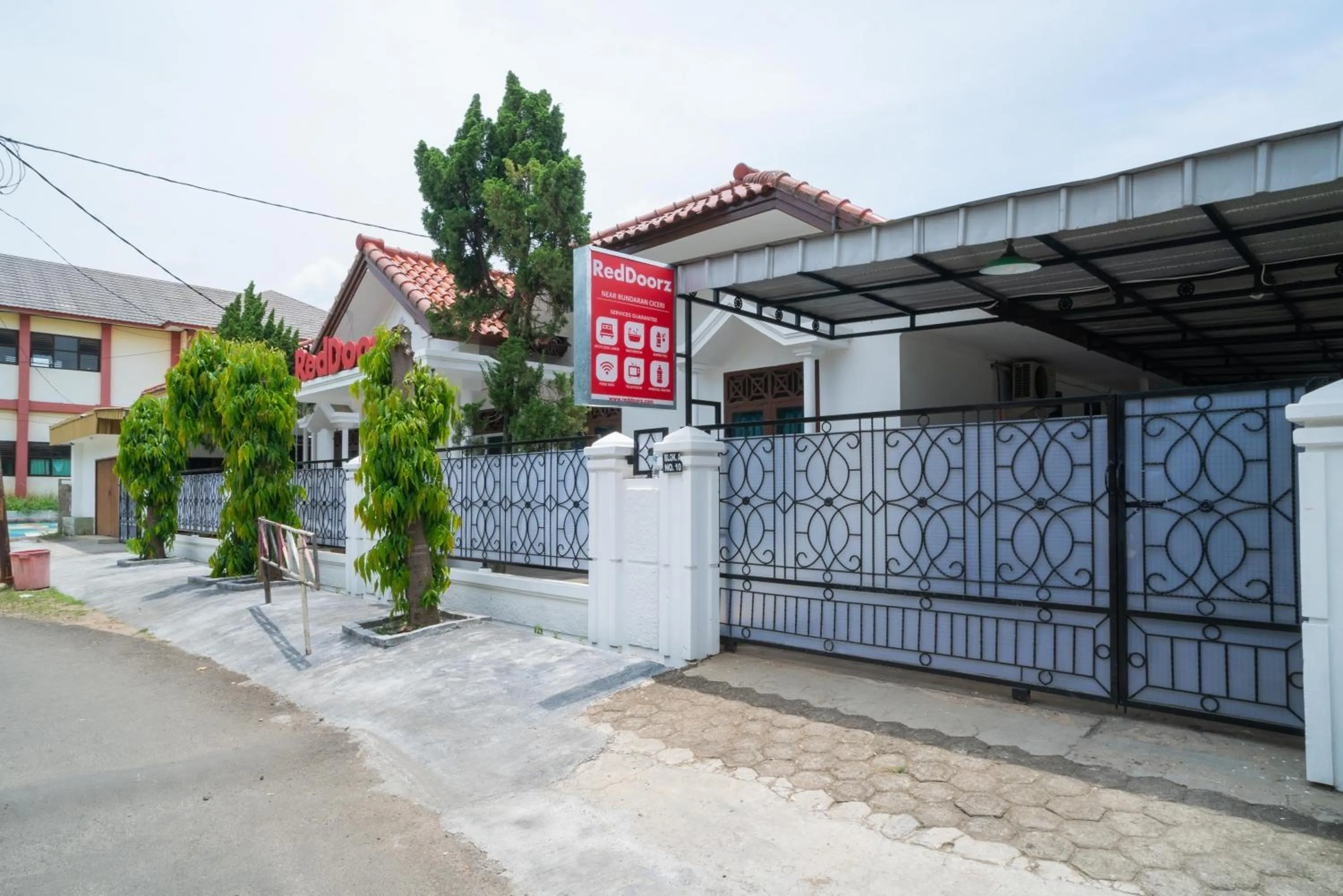 Property logo or sign in RedDoorz near Bundaran Ciceri