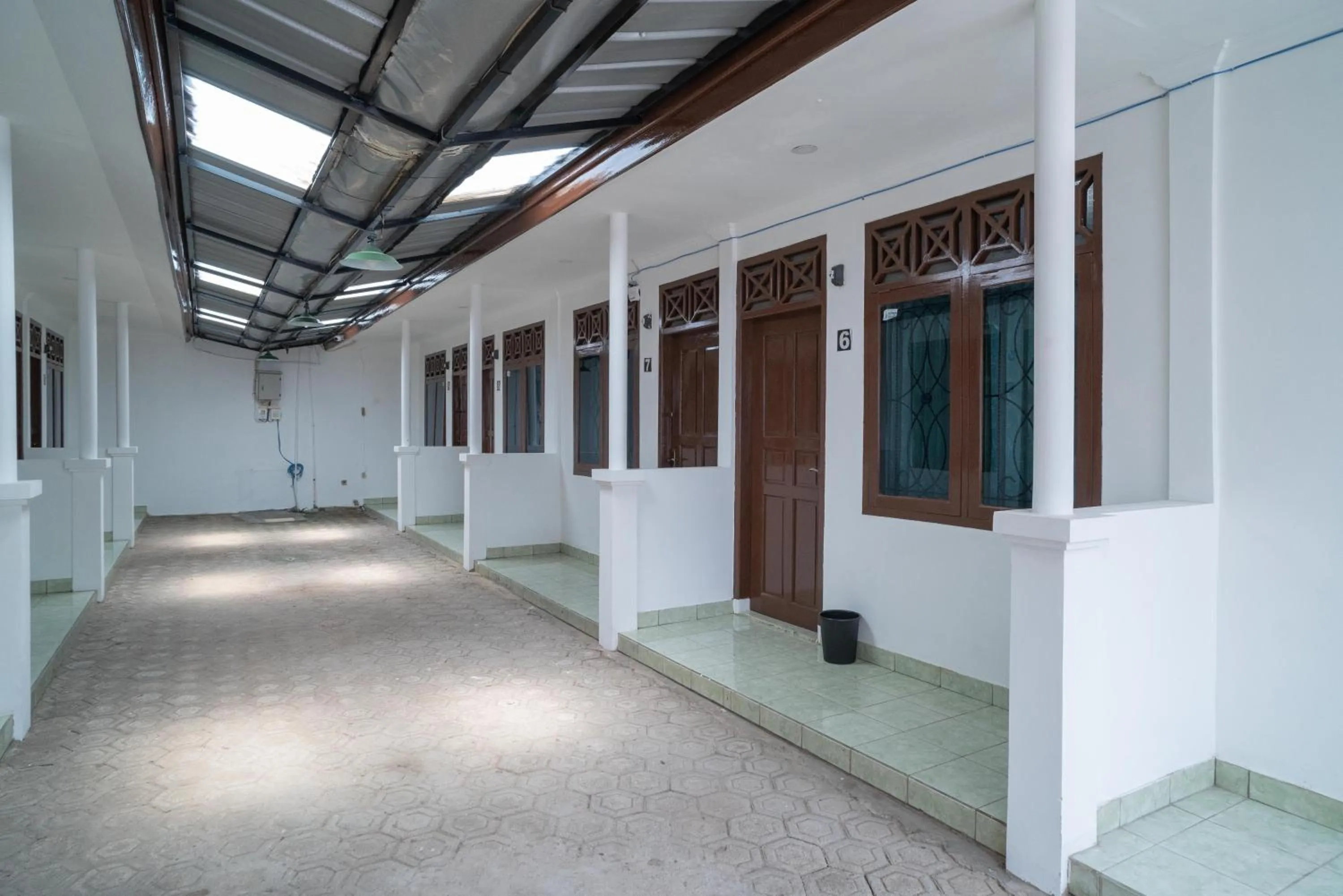 Facade/entrance in RedDoorz near Bundaran Ciceri