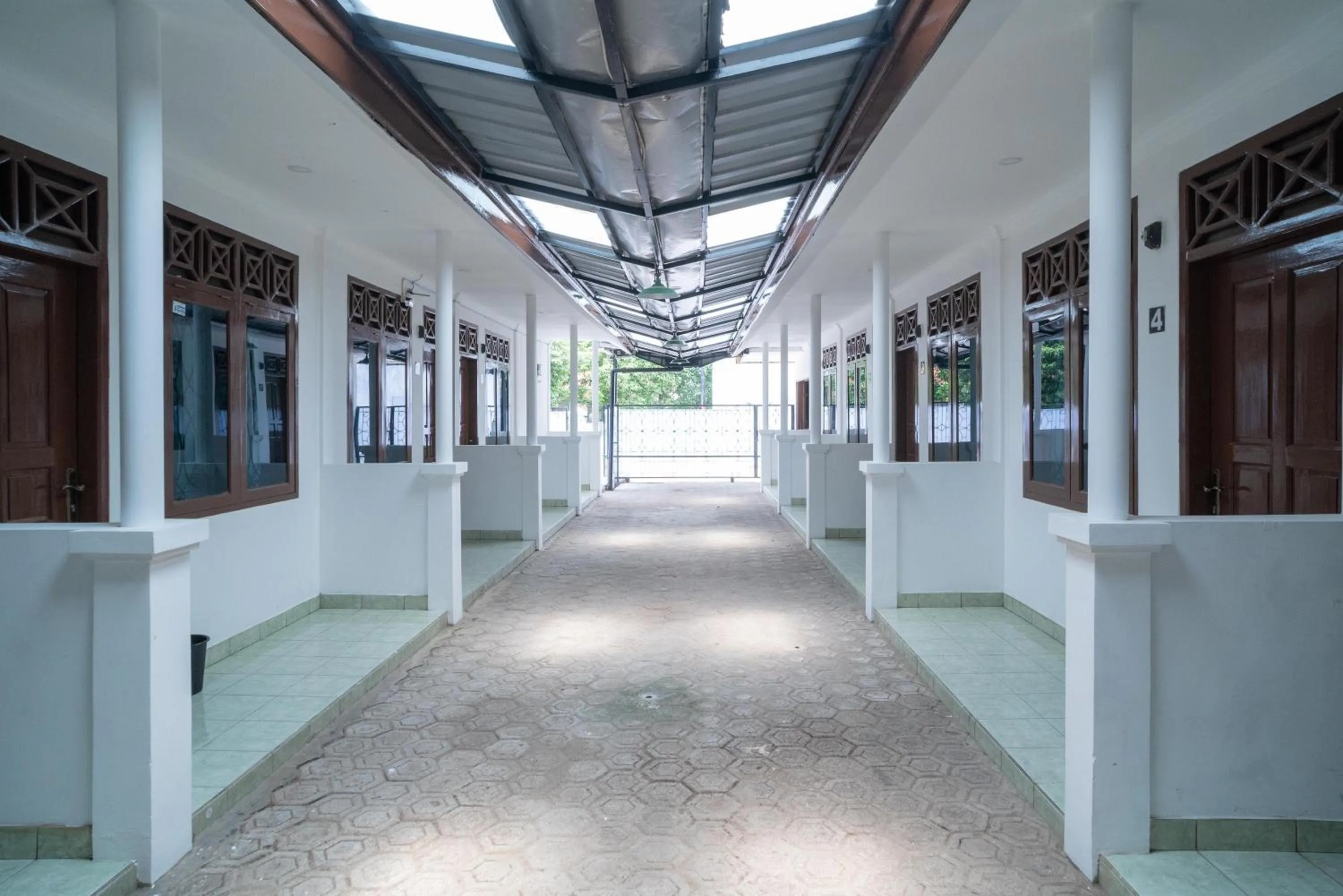 Facade/entrance in RedDoorz near Bundaran Ciceri