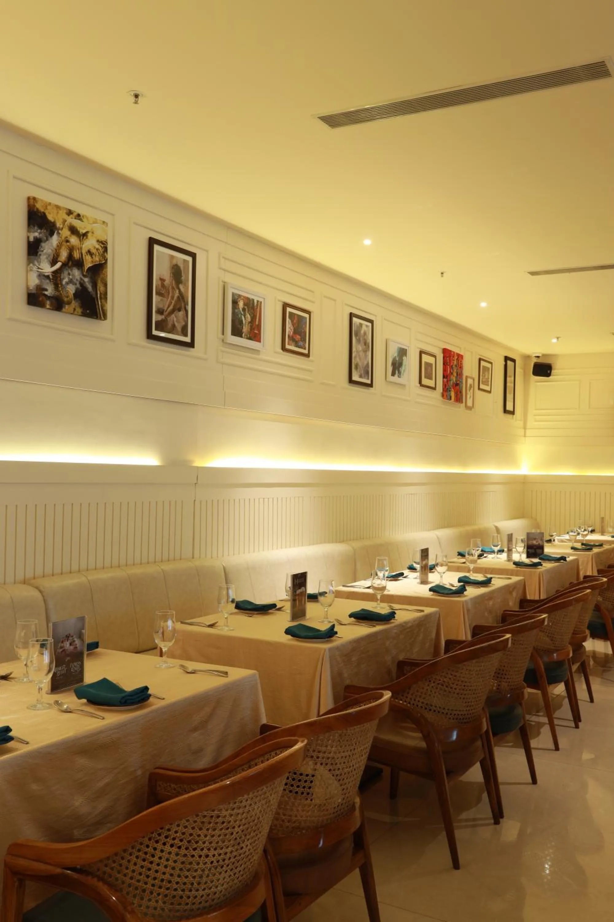 Restaurant/places to eat in Hotel Jagadish International-Sankey Road