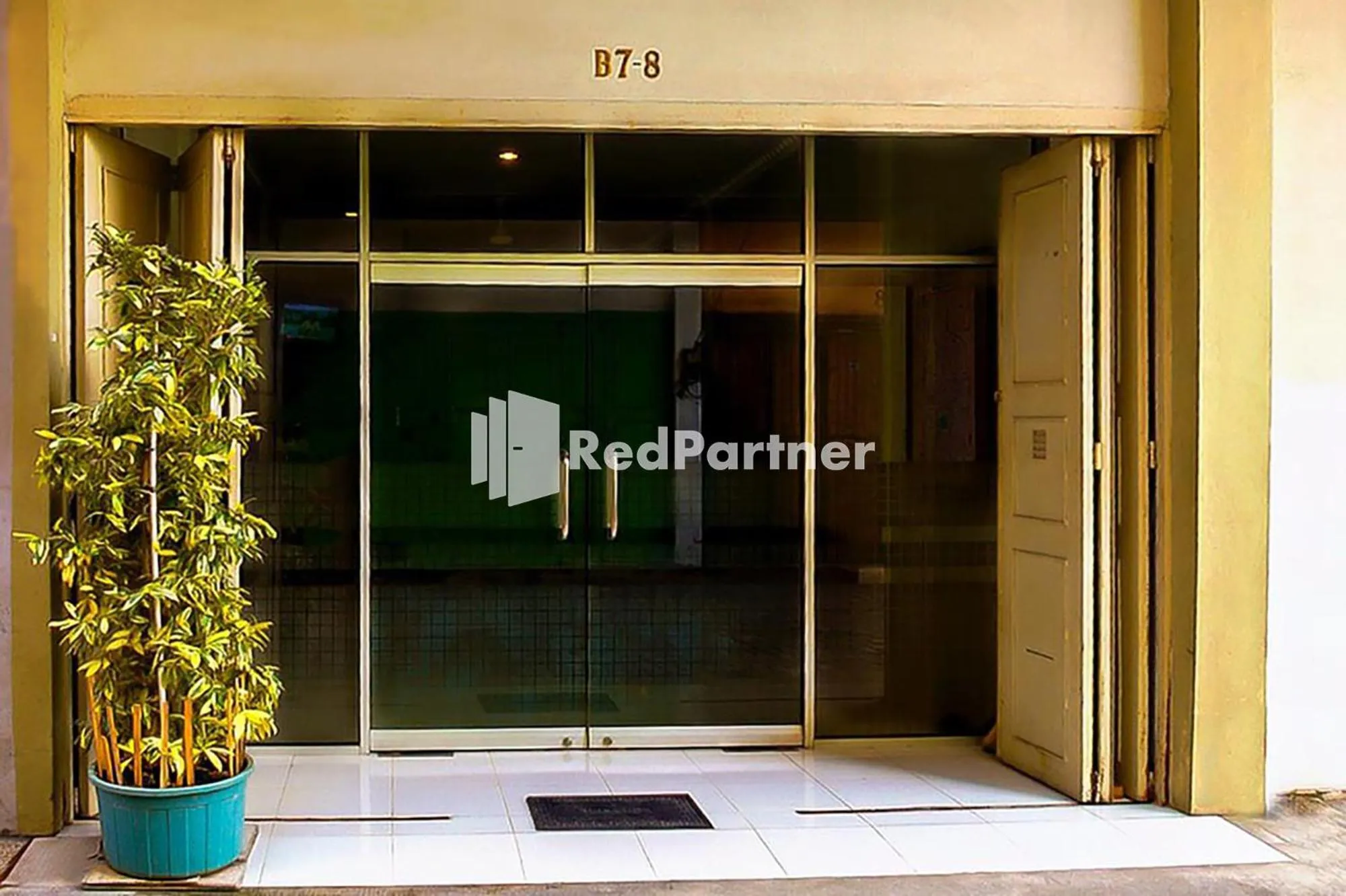 Facade/entrance in Carolina Transit Medan Mitra RedDoorz