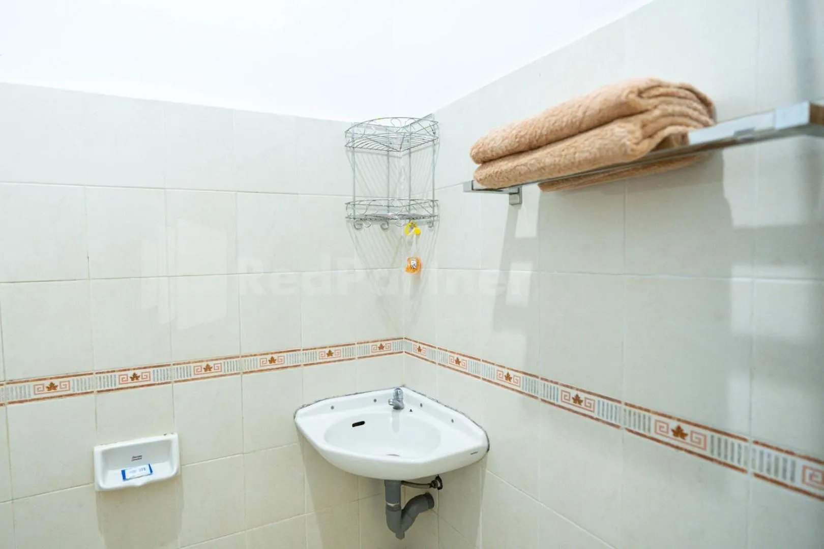 Bathroom in Carolina Transit Medan Mitra RedDoorz