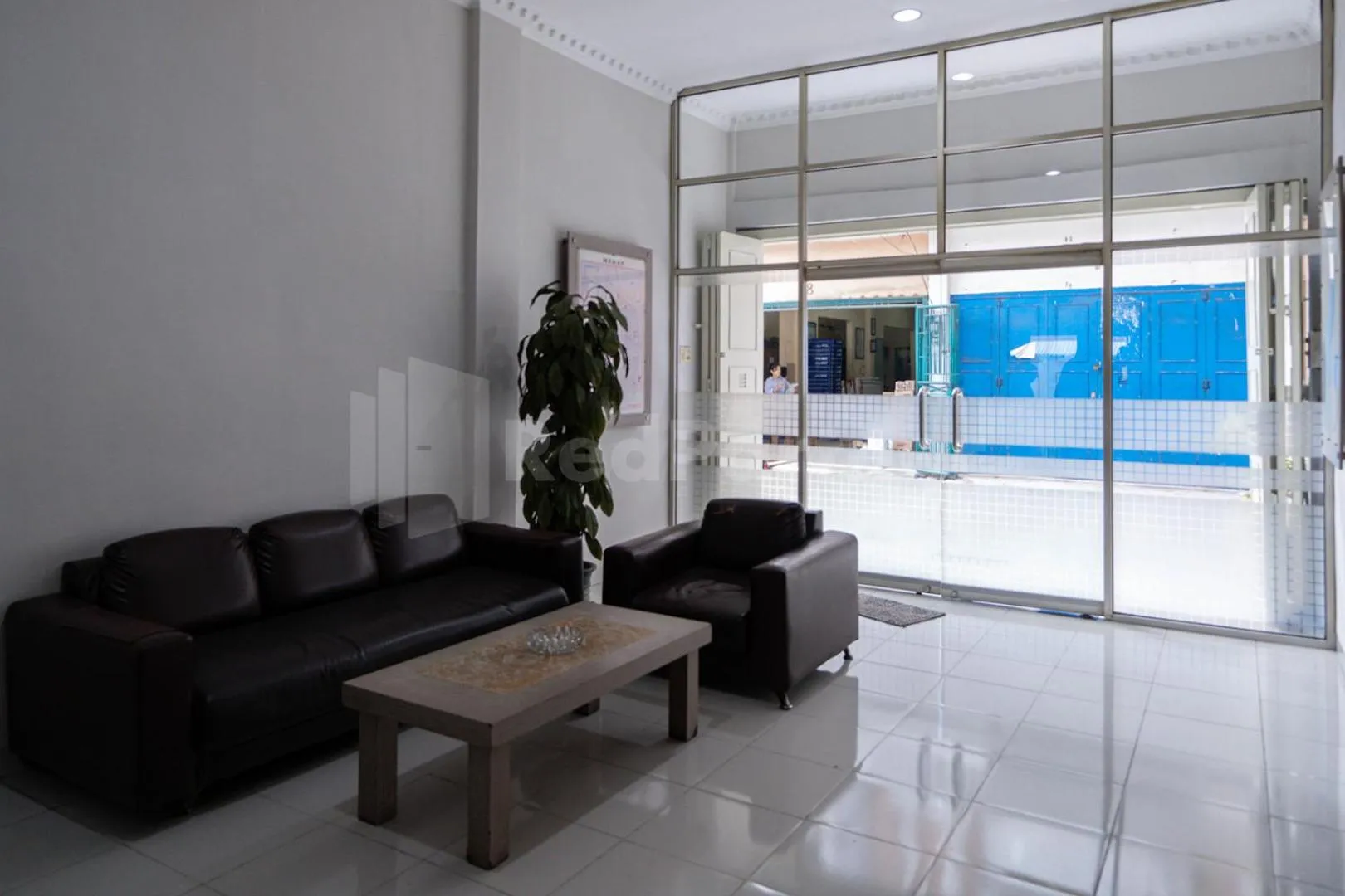 Seating area in Carolina Transit Medan Mitra RedDoorz