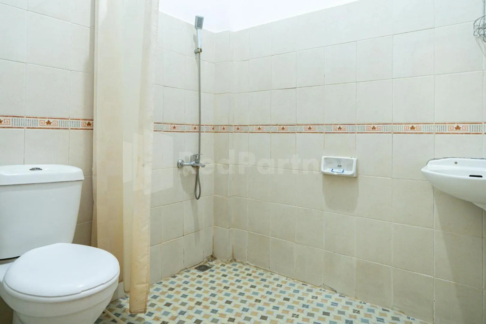 Bathroom in Carolina Transit Medan Mitra RedDoorz