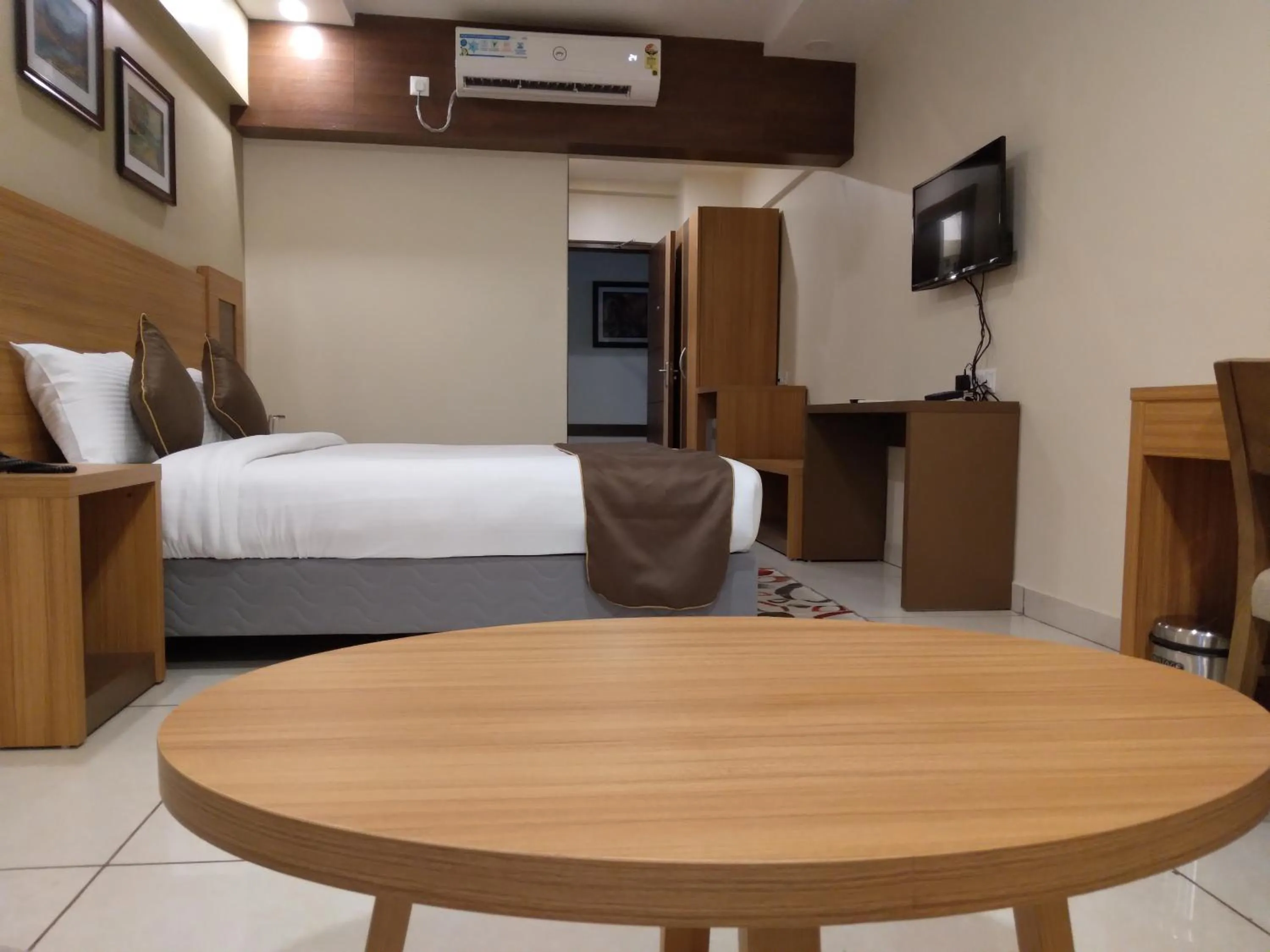 Living room, Bed in HOTEL NILADRI PREMIUM