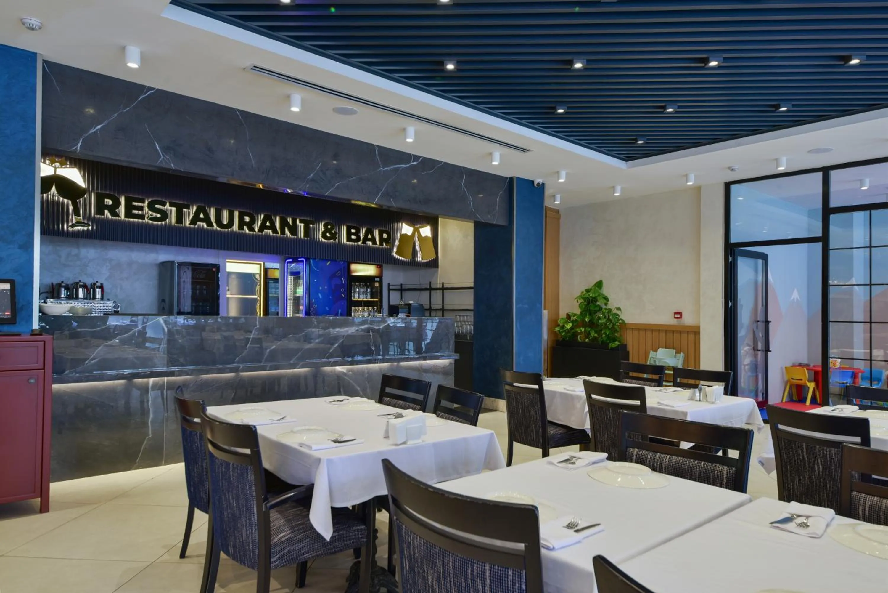 Lounge or bar in La Flora House Hotel