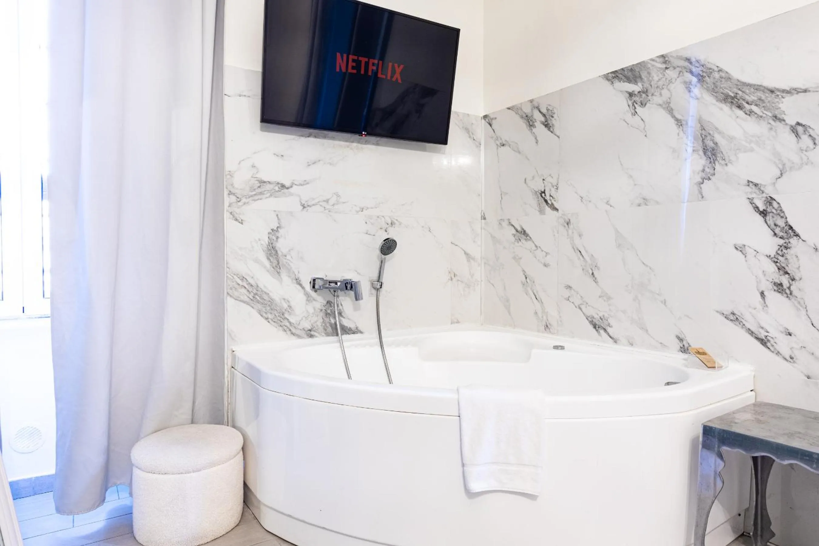 Hot Tub in Trastevere Suites - Top Collection