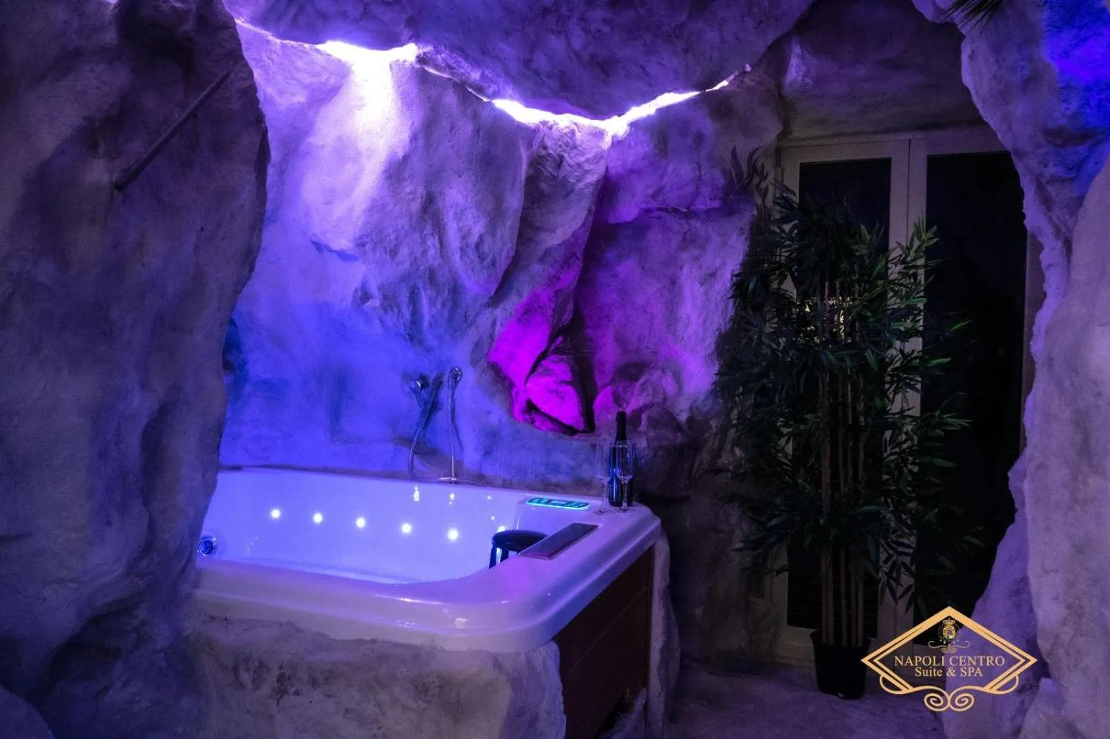 Hot Tub in Napoli Centro Suite e Spa