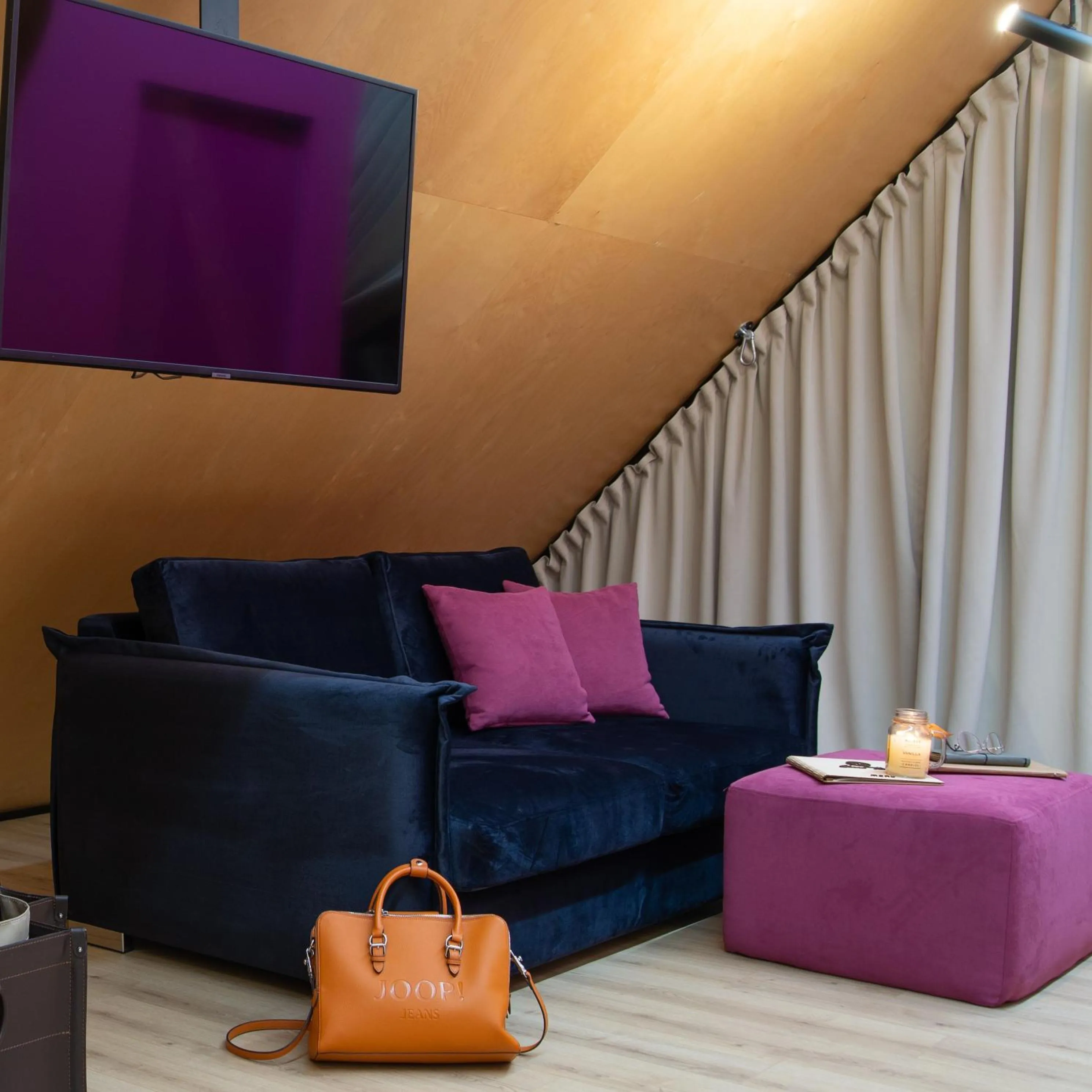 TV and multimedia in 3 Hills Boutique - The Ranch Experience