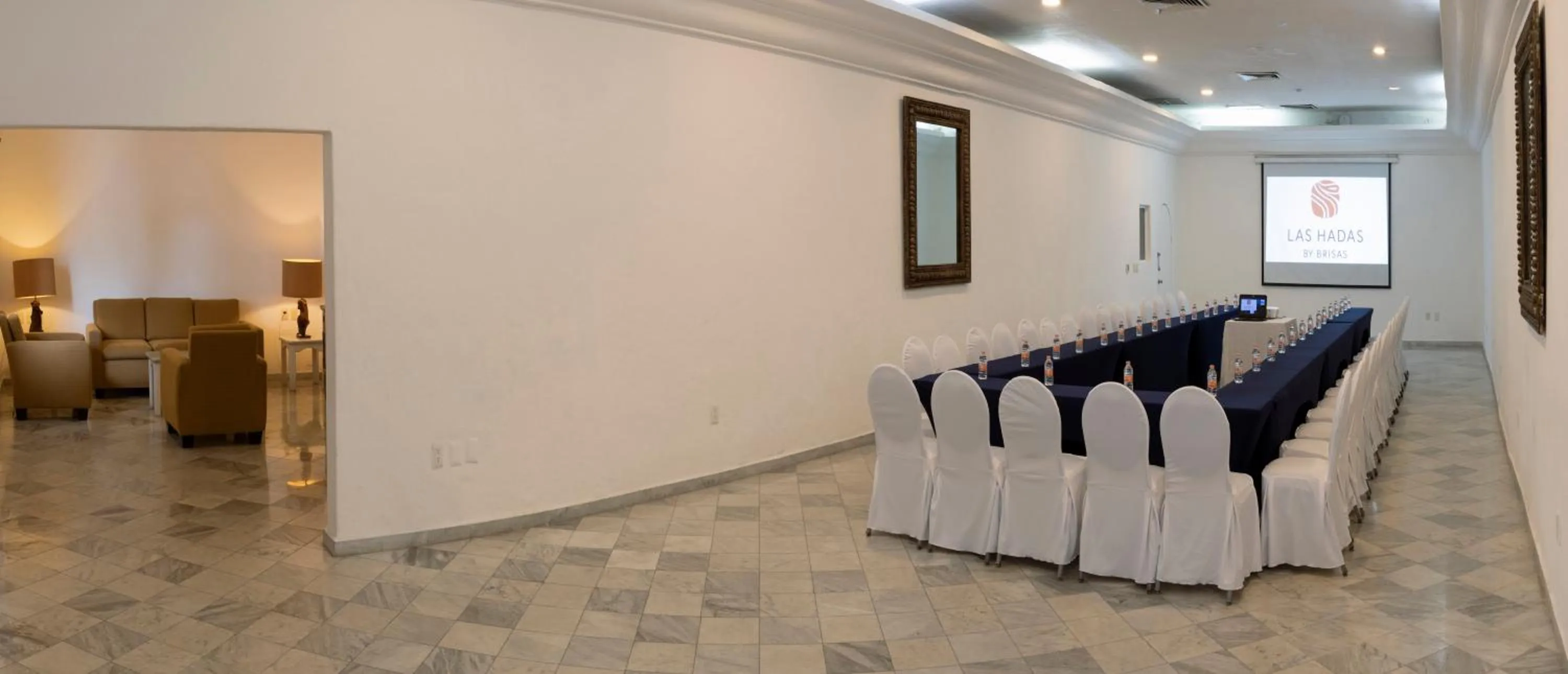 Business facilities in Las Hadas by Brisas