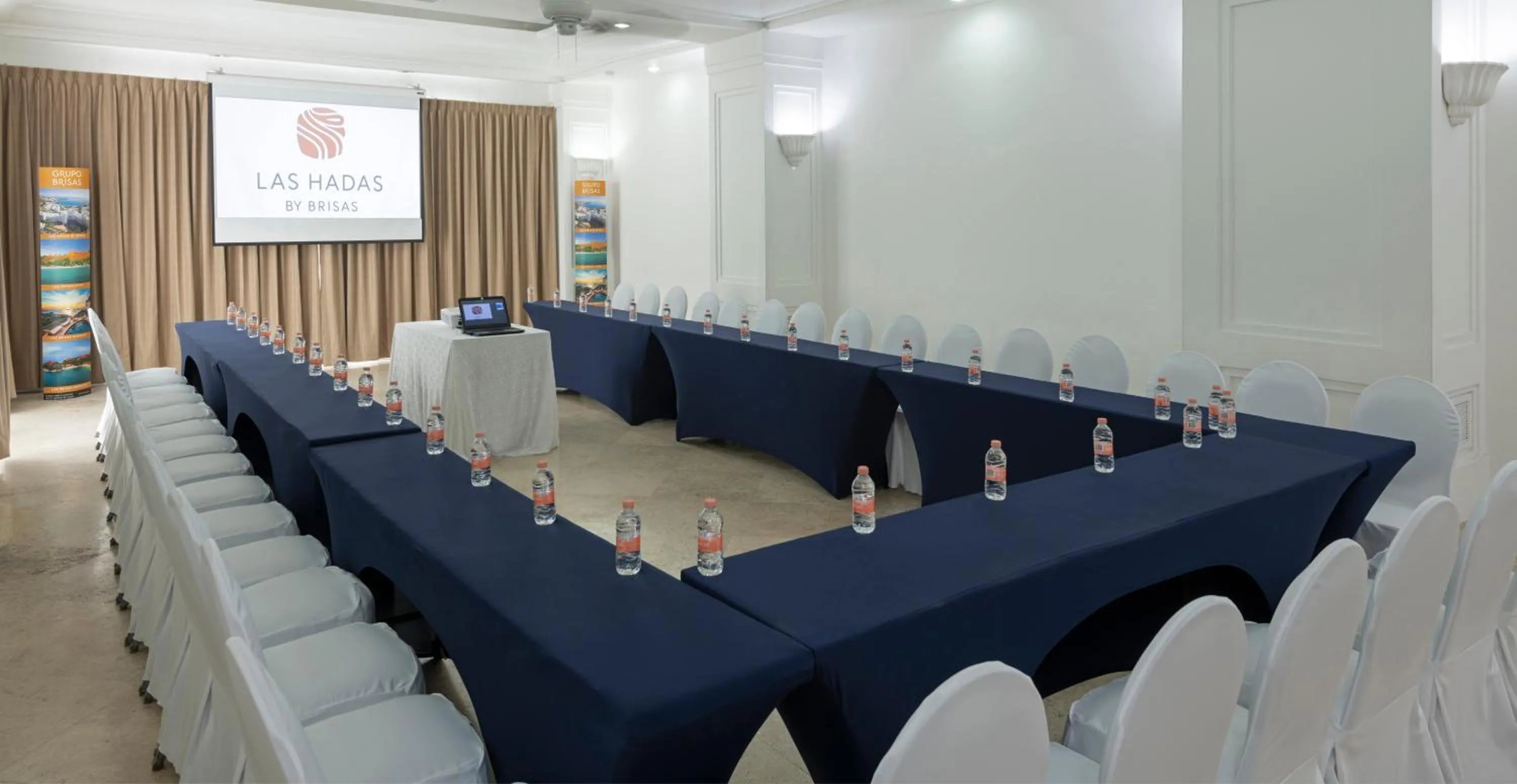 Business facilities in Las Hadas by Brisas