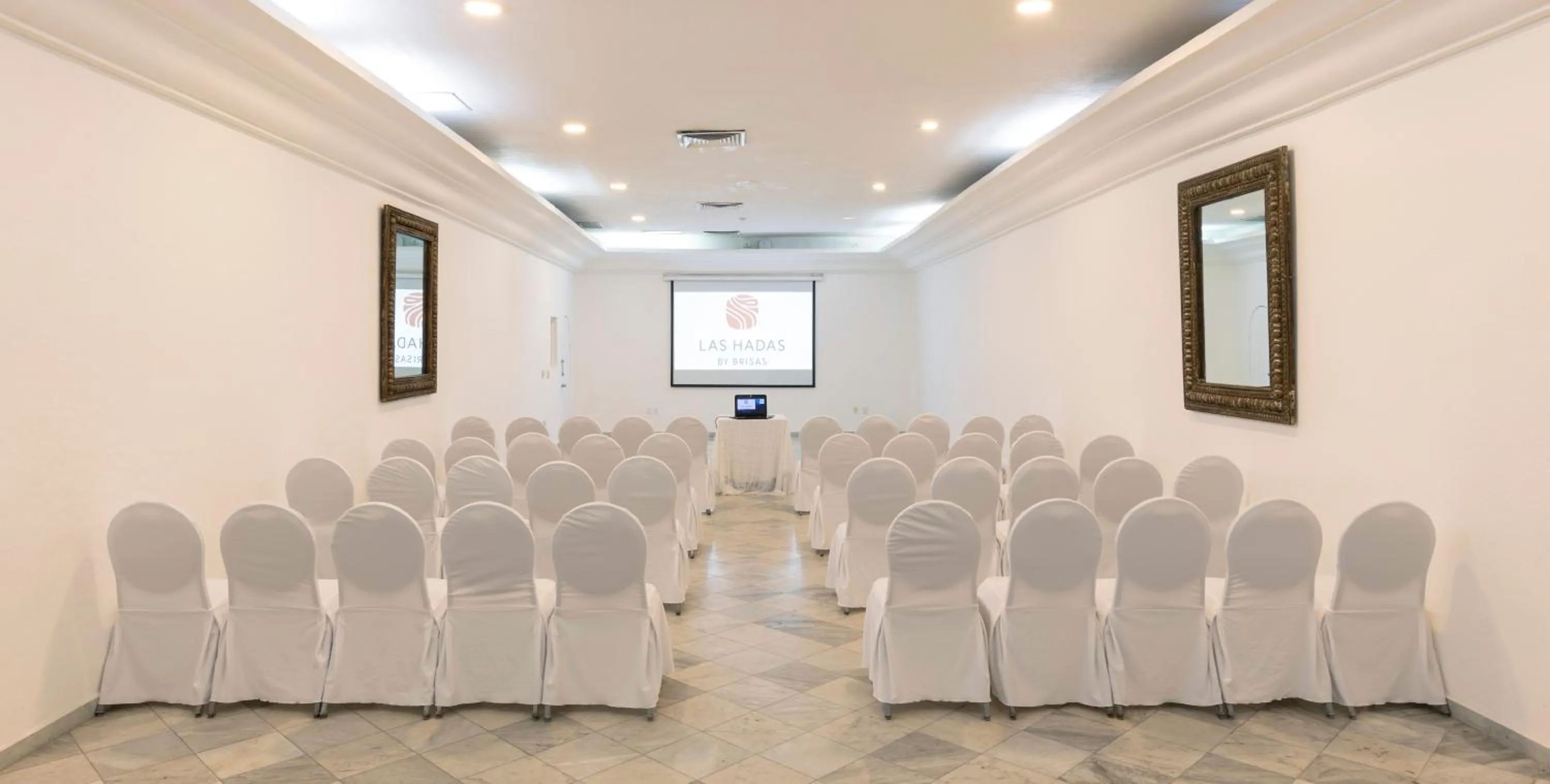 Business facilities in Las Hadas by Brisas