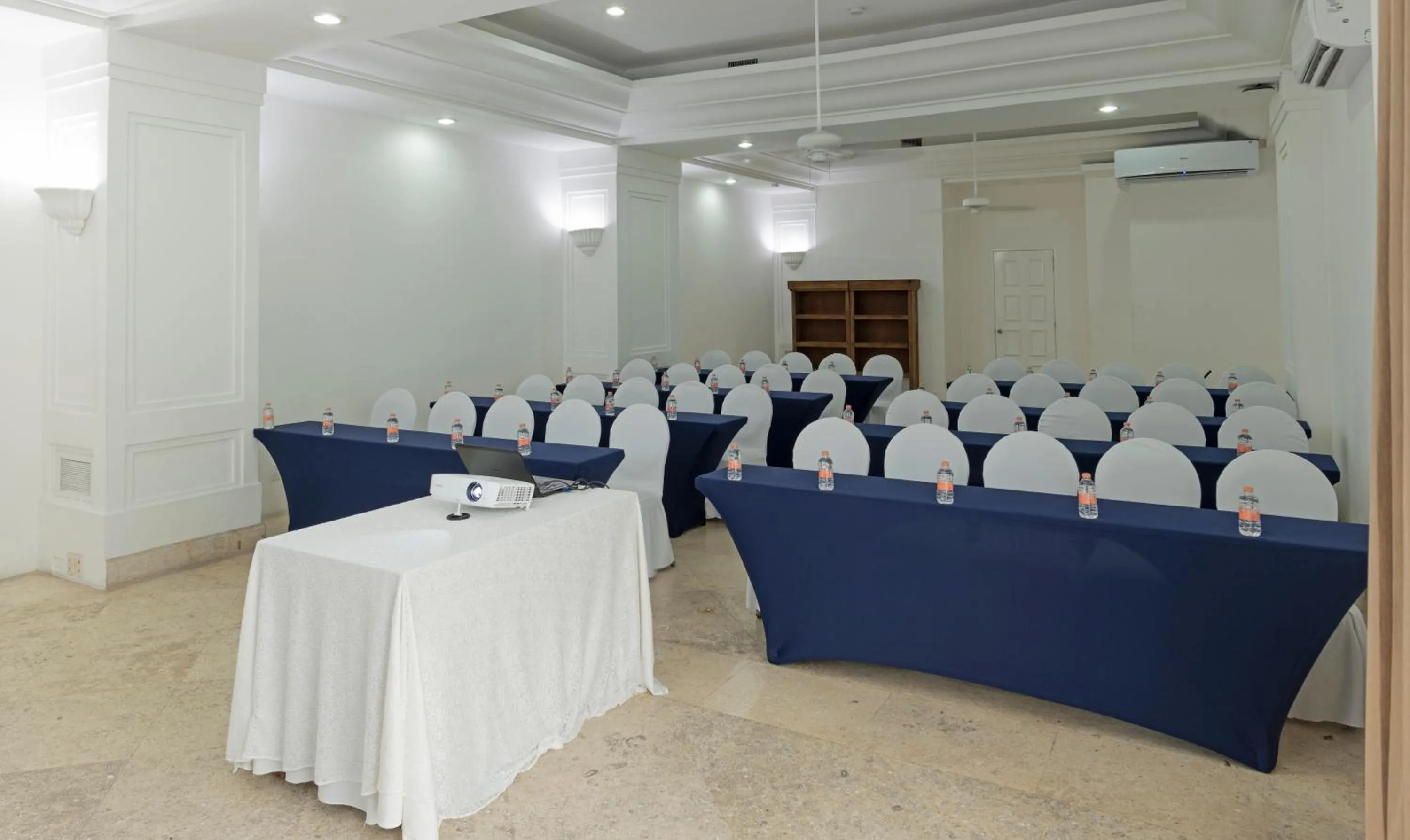 Business facilities in Las Hadas by Brisas