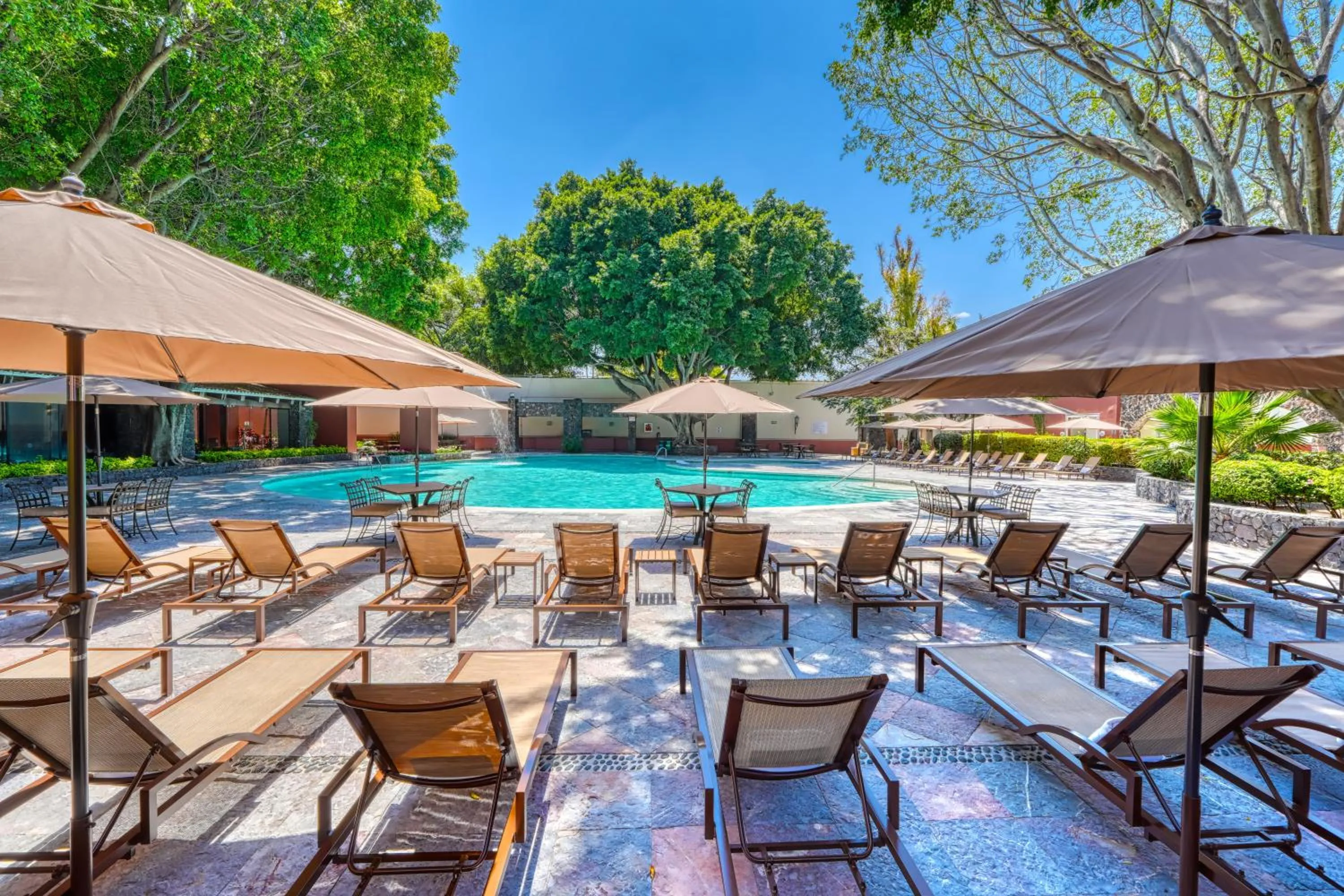 Swimming pool in Hacienda Jurica by Brisas