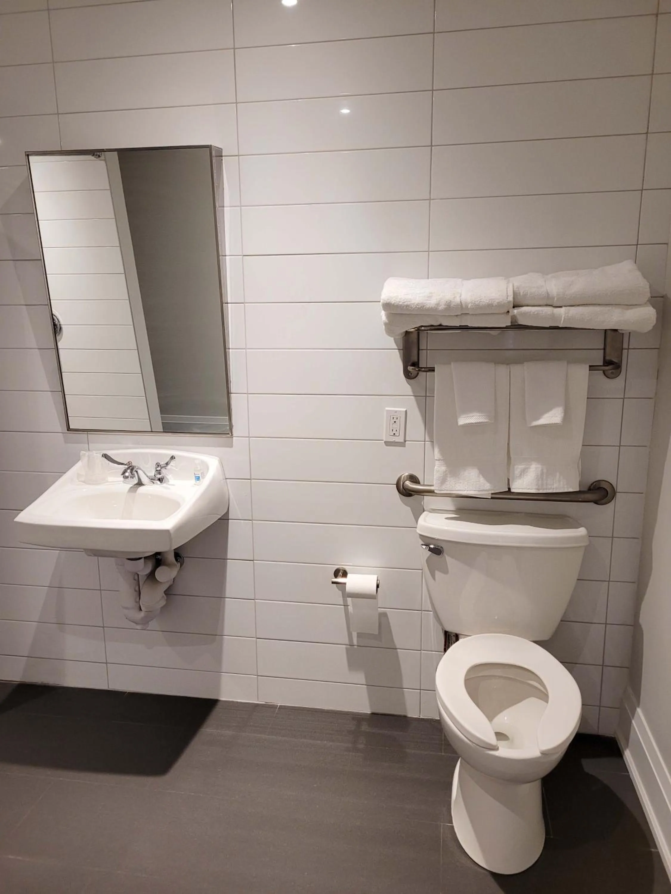 Colonial Hotel & Suites