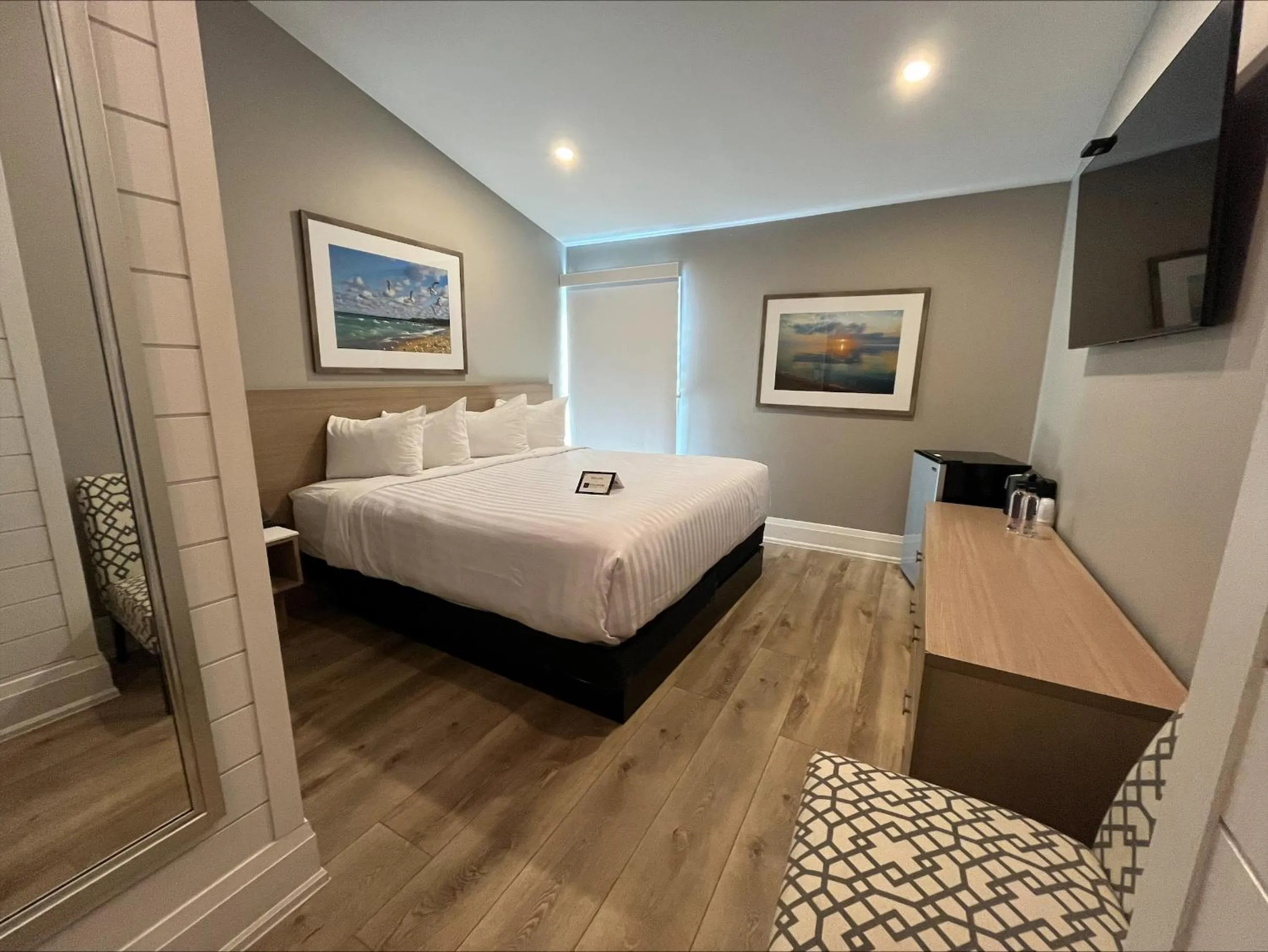 Bed in Colonial Hotel & Suites