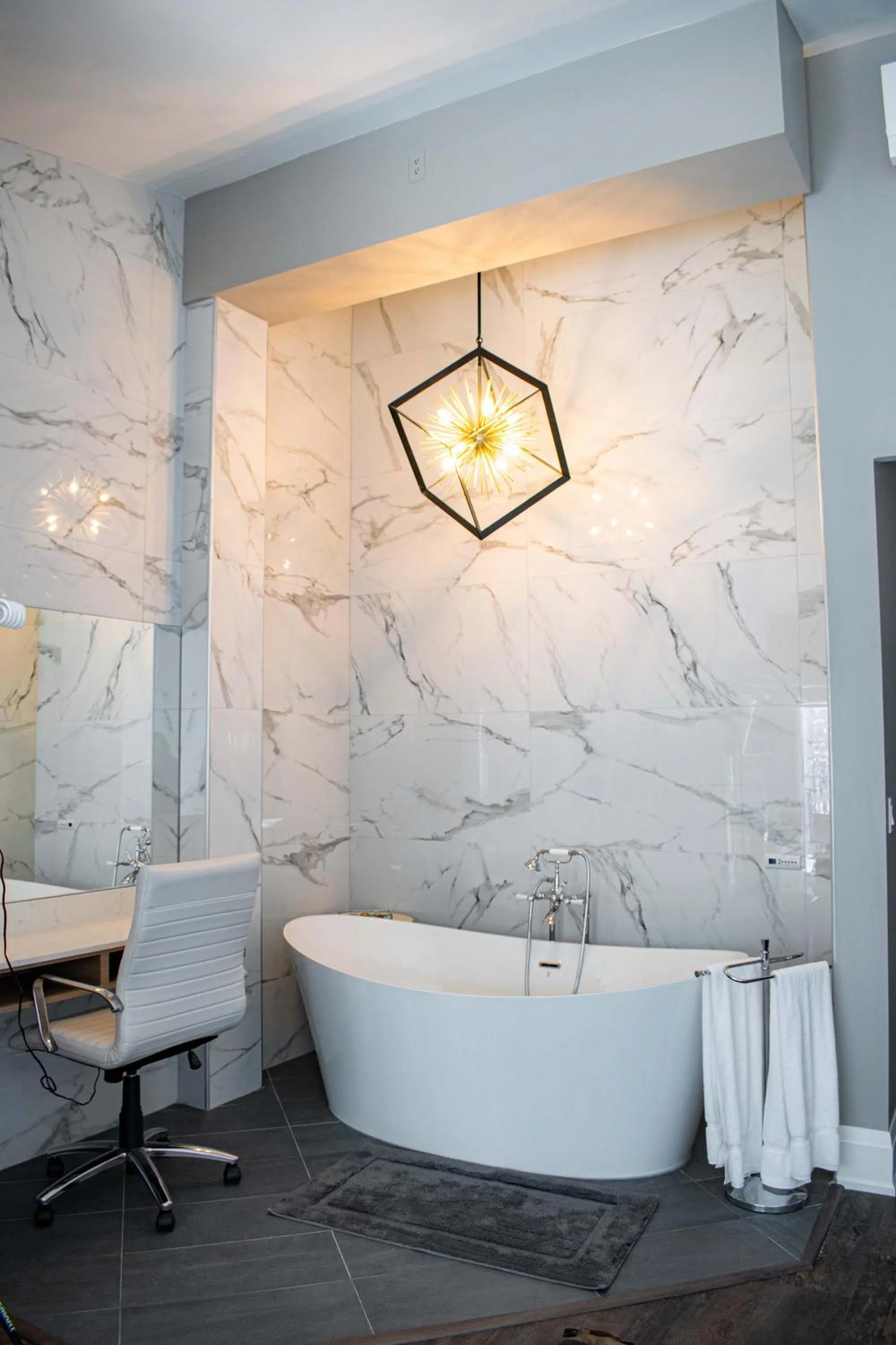 Colonial Hotel & Suites