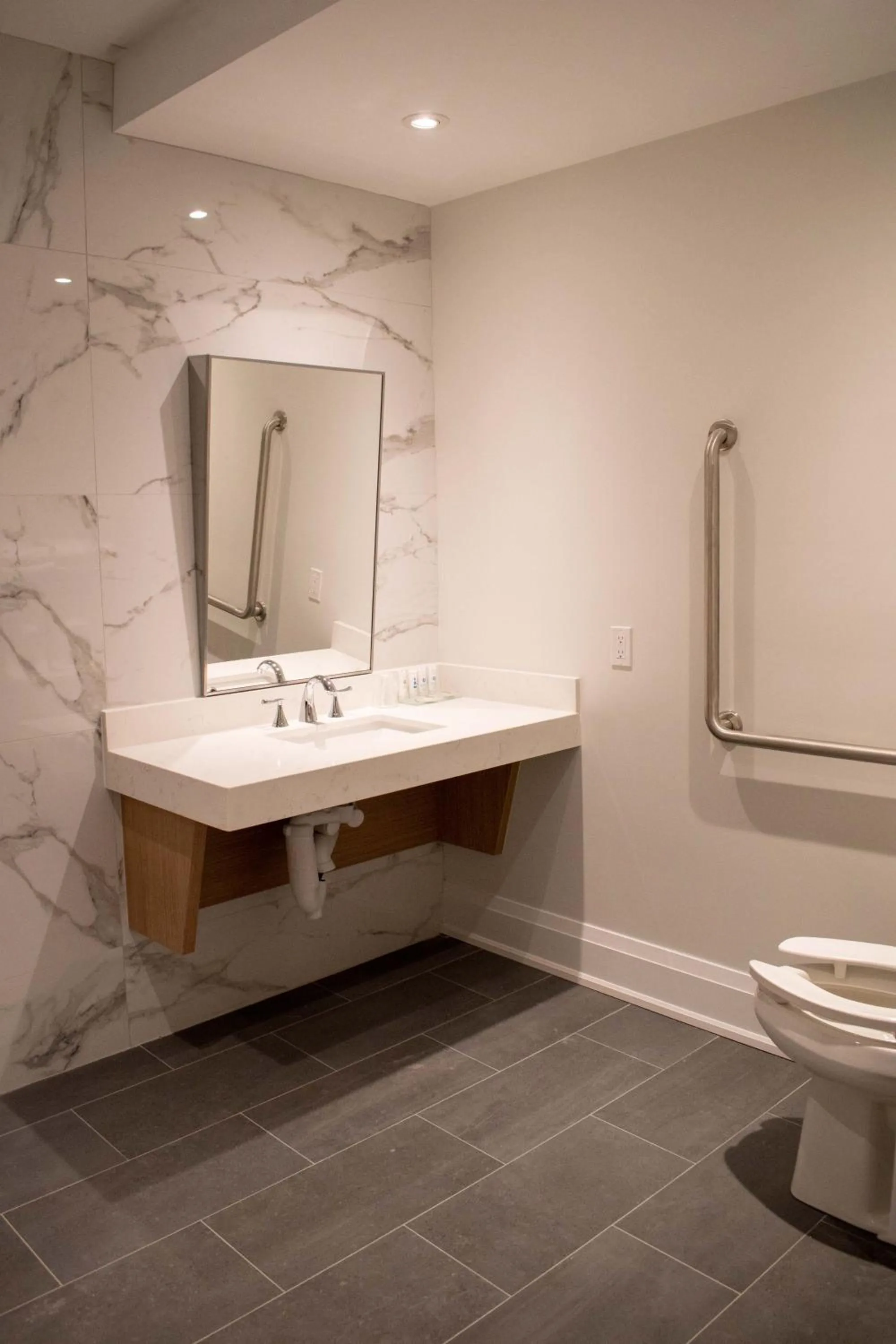 Colonial Hotel & Suites